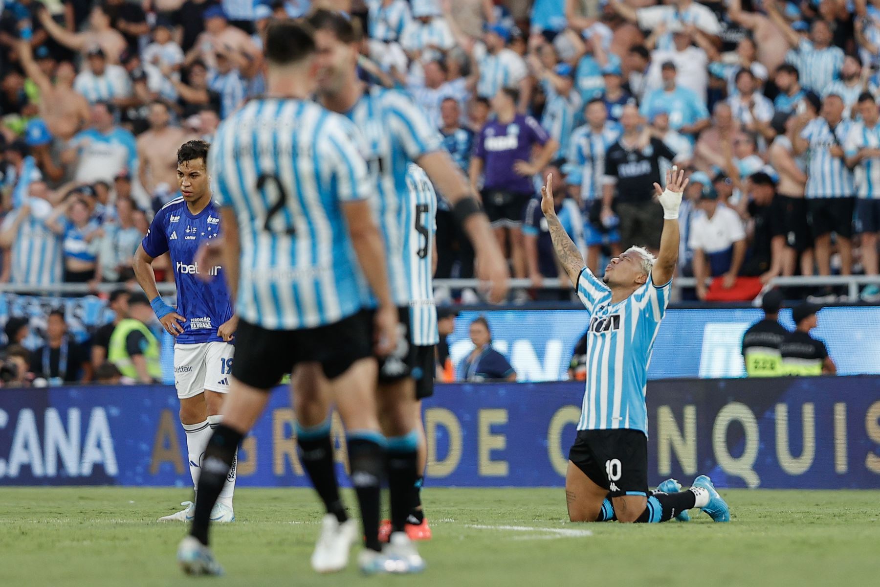 Roger Martínez de Racing celebra su victoria este sábado, en la final de la Copa Sudamericana entre Racing y Cruzeiro en el estadio General Pablo Rojas en Asunción.
Foto: EFE