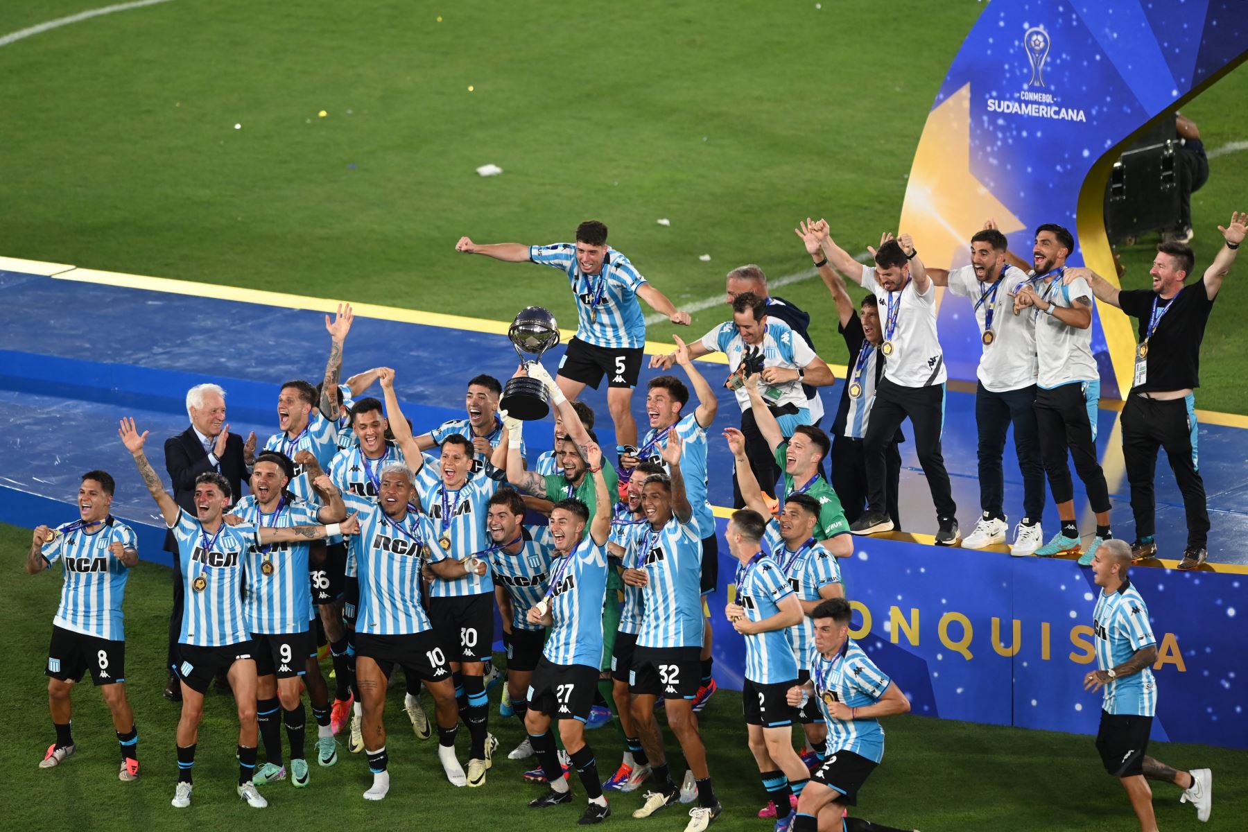 Los jugadores de Racing levantan el trofeo después de ganar la final de la Copa Sudamericana entre Racing de Argentina y Cruzeiro de Brasil en el estadio La Nueva Olla de Asunción.
Foto: AFP