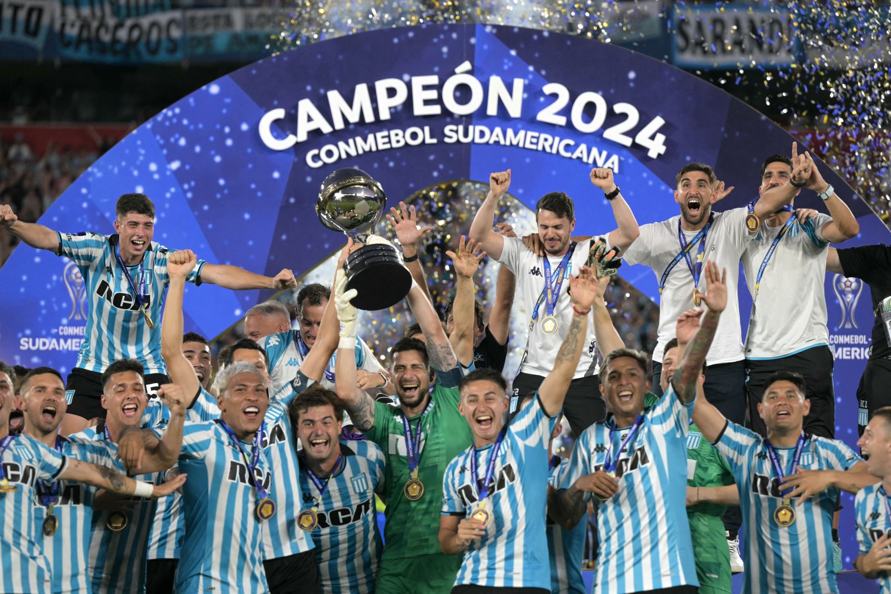 Los jugadores de Racing levantan el trofeo después de ganar la final de la Copa Sudamericana entre Racing de Argentina y Cruzeiro de Brasil en el estadio La Nueva Olla de Asunción.
Foto: AFP