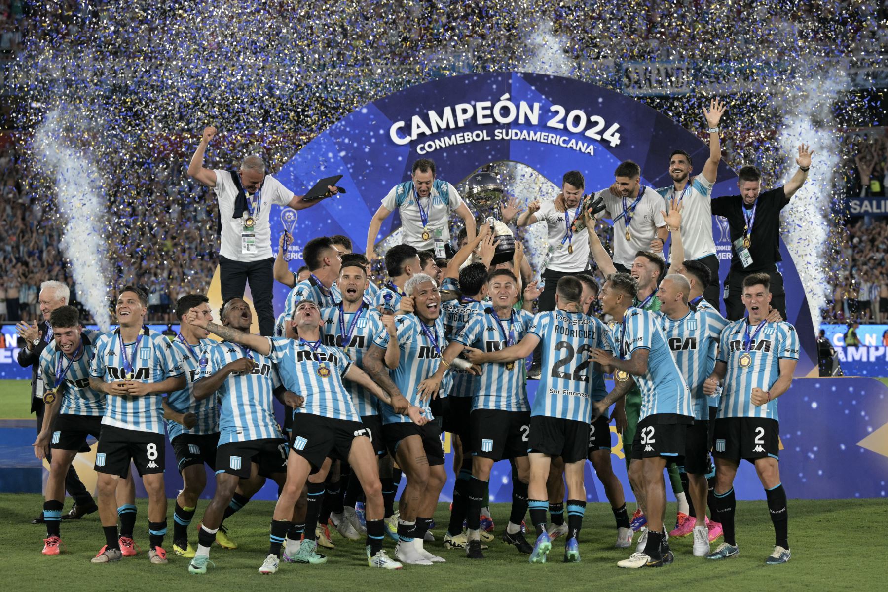 Los jugadores de Racing levantan el trofeo después de ganar la final de la Copa Sudamericana entre Racing de Argentina y Cruzeiro de Brasil en el estadio La Nueva Olla de Asunción.
Foto: AFP