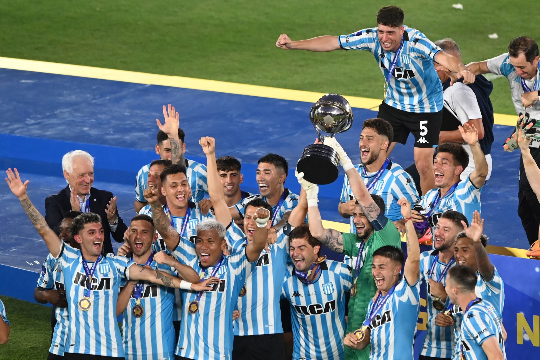 Los jugadores de Racing levantan el trofeo después de ganar la final de la Copa Sudamericana entre Racing de Argentina y Cruzeiro de Brasil en el estadio La Nueva Olla de Asunción.
Foto: AFP