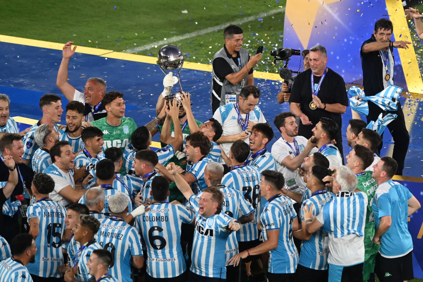 Los jugadores de Racing levantan el trofeo después de ganar la final de la Copa Sudamericana entre Racing de Argentina y Cruzeiro de Brasil en el estadio La Nueva Olla de Asunción.
Foto: AFP