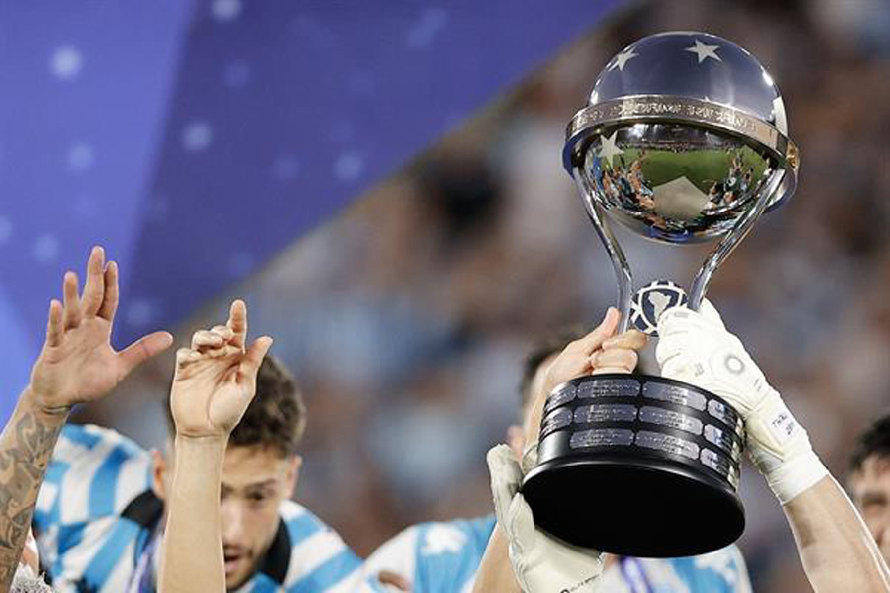 Jugadores de Racing celebran con el trofeo de la Copa Sudamericana tras vencer Cruzeiro este sábado, en el estadio General Pablo Rojas en Asunción.
Foto: EFE