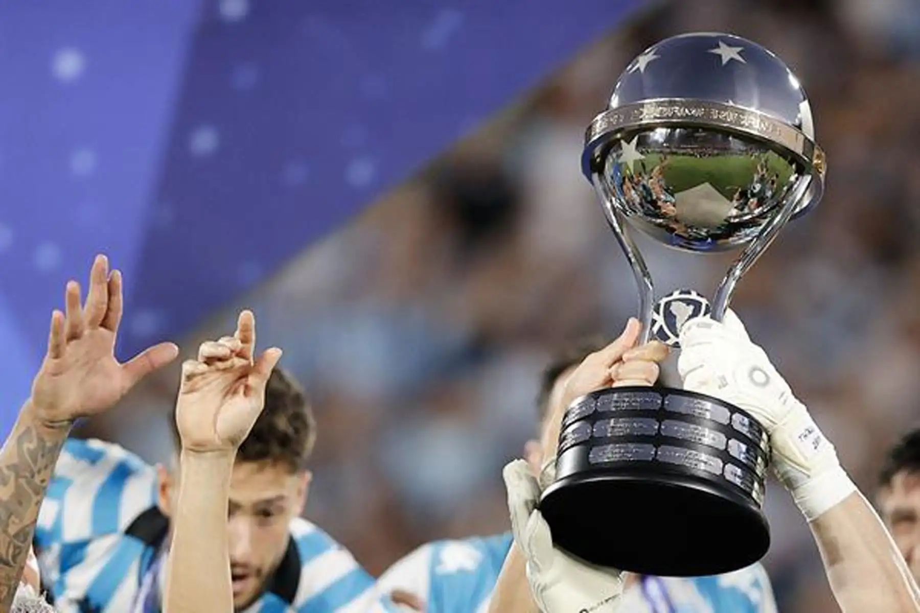 Jugadores de Racing celebran con el trofeo de la Copa Sudamericana tras vencer Cruzeiro este sábado, en el estadio General Pablo Rojas en Asunción.
Foto: EFE
