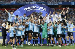  Jugadores de Racing celebran con el trofeo de la Copa Sudamericana tras vencer Cruzeiro este sábado, en el estadio General Pablo Rojas en Asunción.Foto: EFE