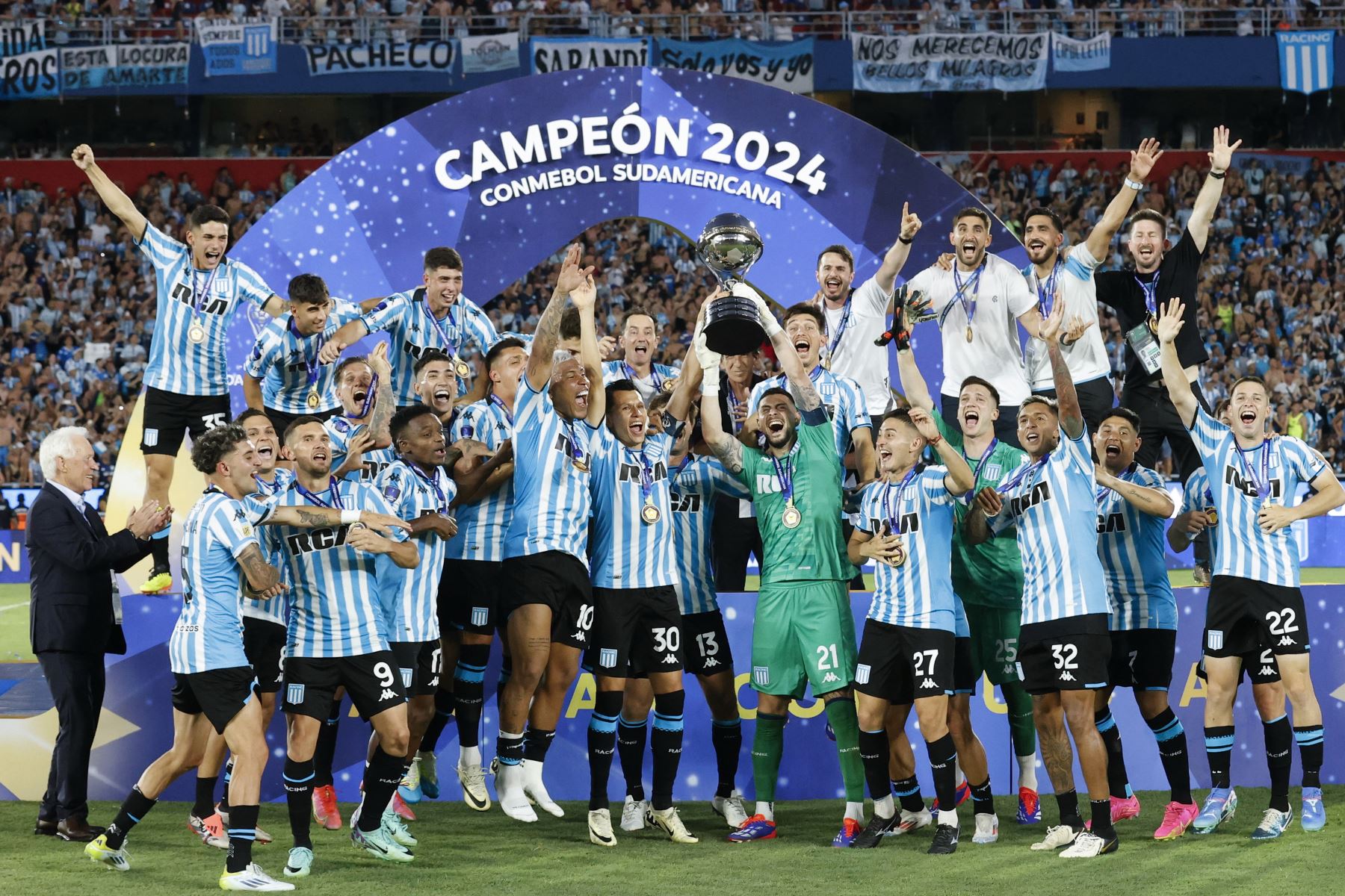 Jugadores de Racing celebran con el trofeo de la Copa Sudamericana tras vencer Cruzeiro este sábado, en el estadio General Pablo Rojas en Asunción.Foto: EFE