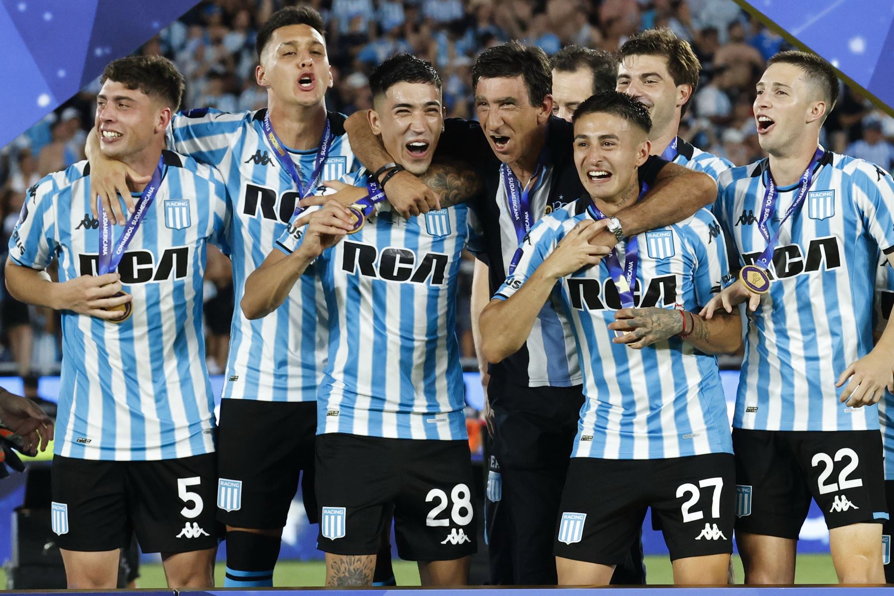 Jugadores de Racing celebran con el entrenador Gustavo Costas  al ganar la Copa Sudamericana tras vencer Cruzeiro este sábado, en el estadio General Pablo Rojas en Asunción.
Foto: EFE