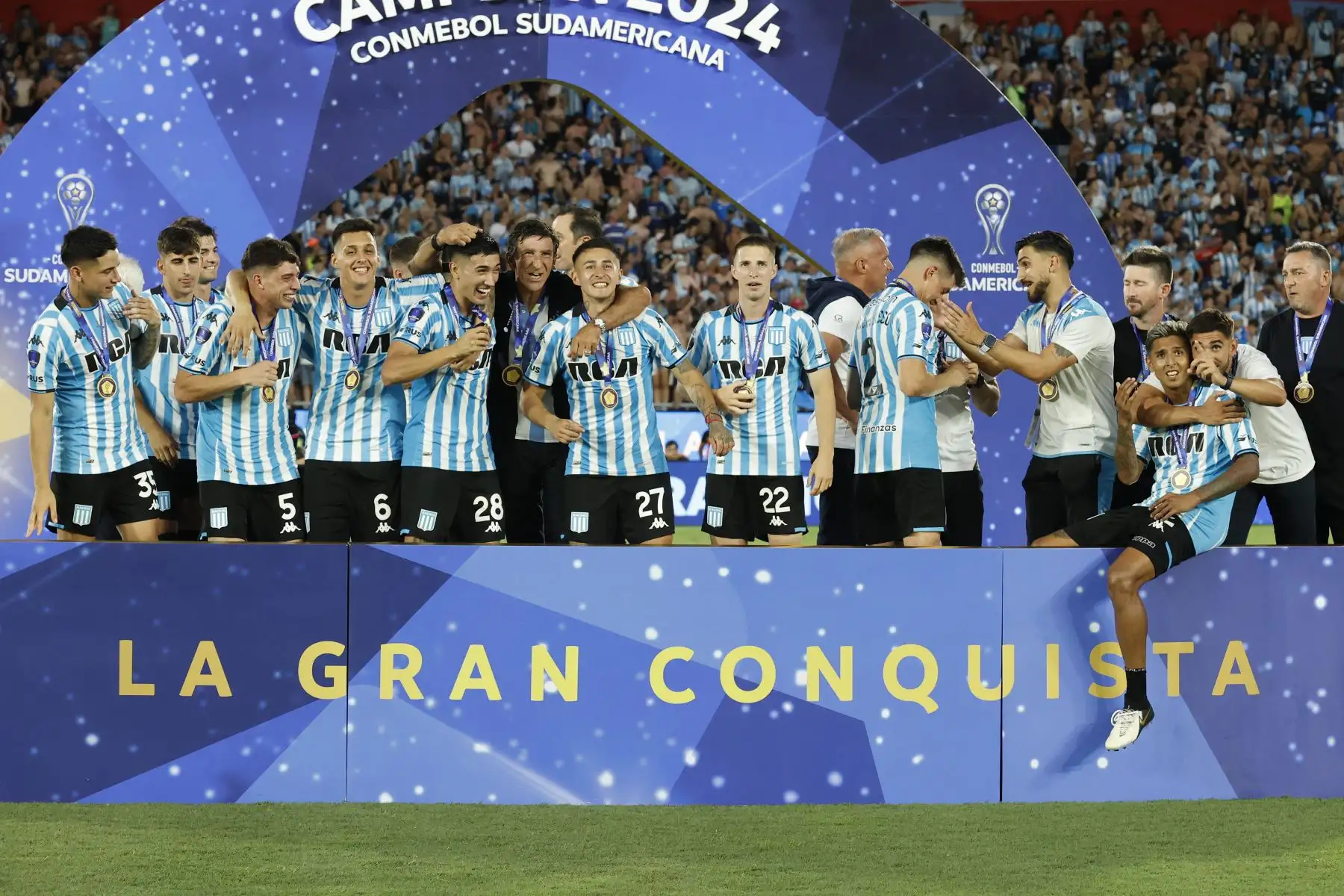 Jugadores de Racing celebran con el entrenador Gustavo Costas  al ganar la Copa Sudamericana tras vencer Cruzeiro este sábado, en el estadio General Pablo Rojas en Asunción.
Foto: EFE