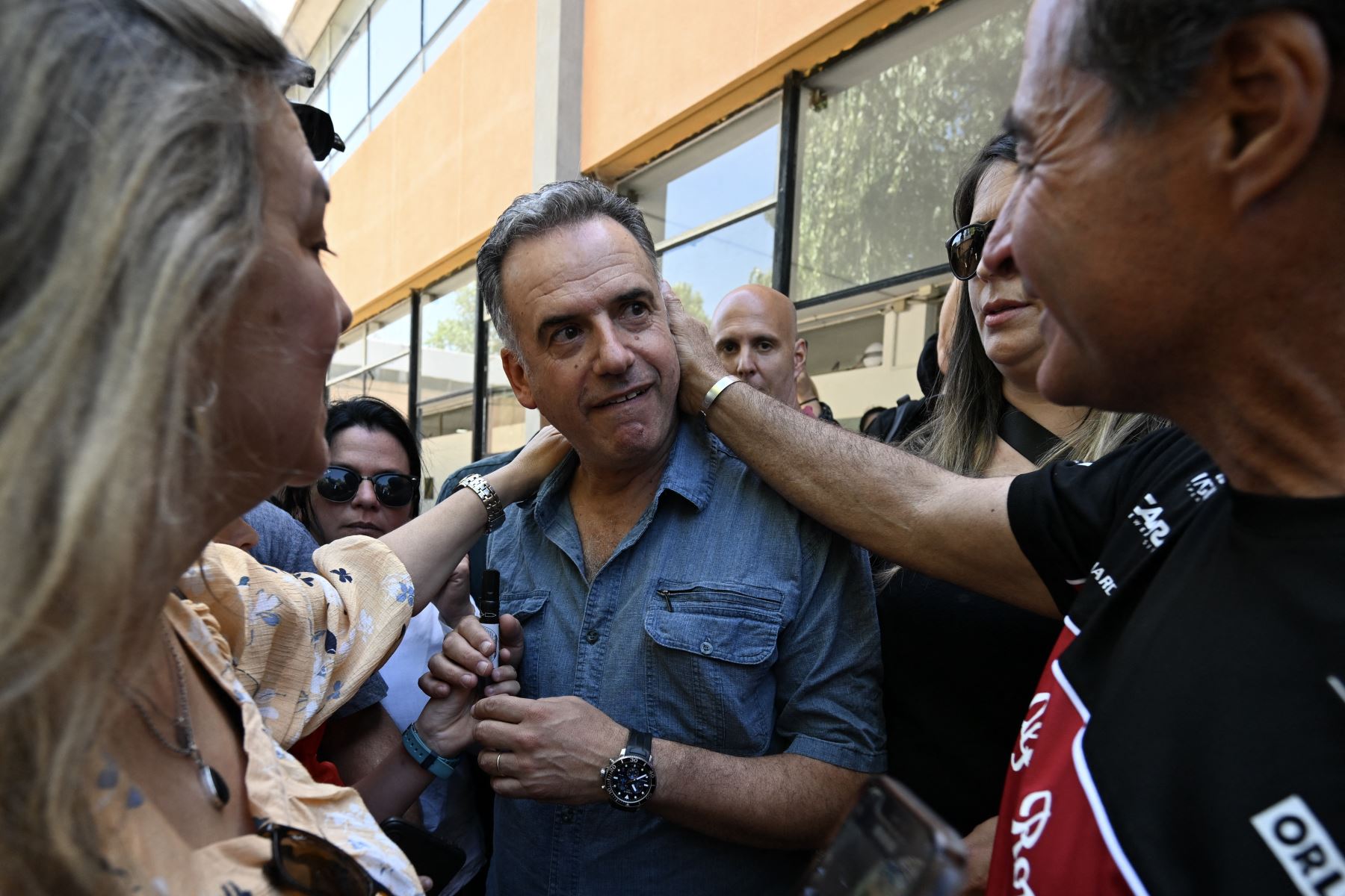 El candidato presidencial de Uruguay por el partido Frente Amplio, Yamandu Orsi, es saludado por sus partidarios después de votar durante la segunda vuelta presidencial en Canelones, Uruguay. Los uruguayos van a las urnas el domingo, con el ex profesor de historia Yamandu Orsi del izquierdista Frente Amplio y el ex veterinario Álvaro Delgado, del Partido Nacional, miembro del centroderecha del presidente saliente Luis Lacalle Pou. Coalición Republicana, cara a cara. Foto: AFP