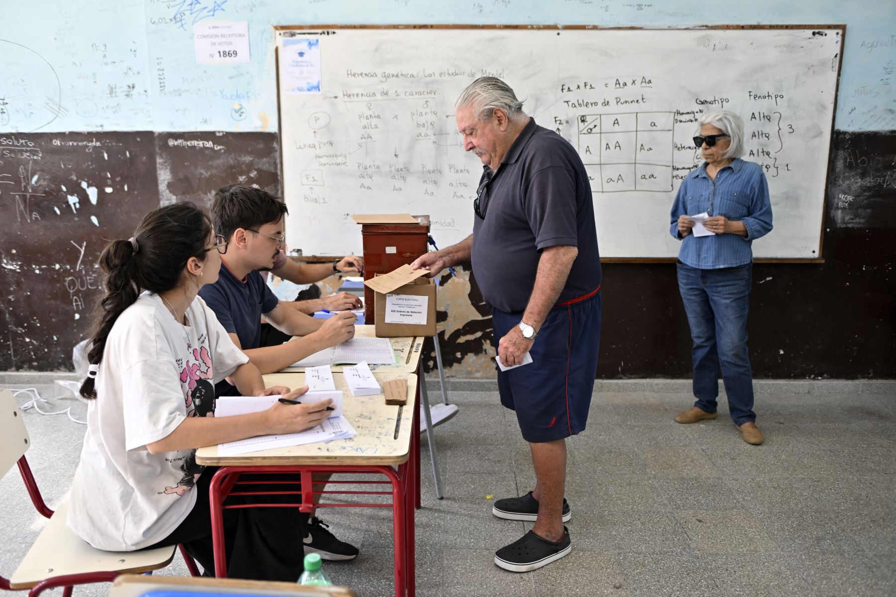 Un hombre deposita su voto durante la segunda vuelta presidencial en Montevideo. AFP