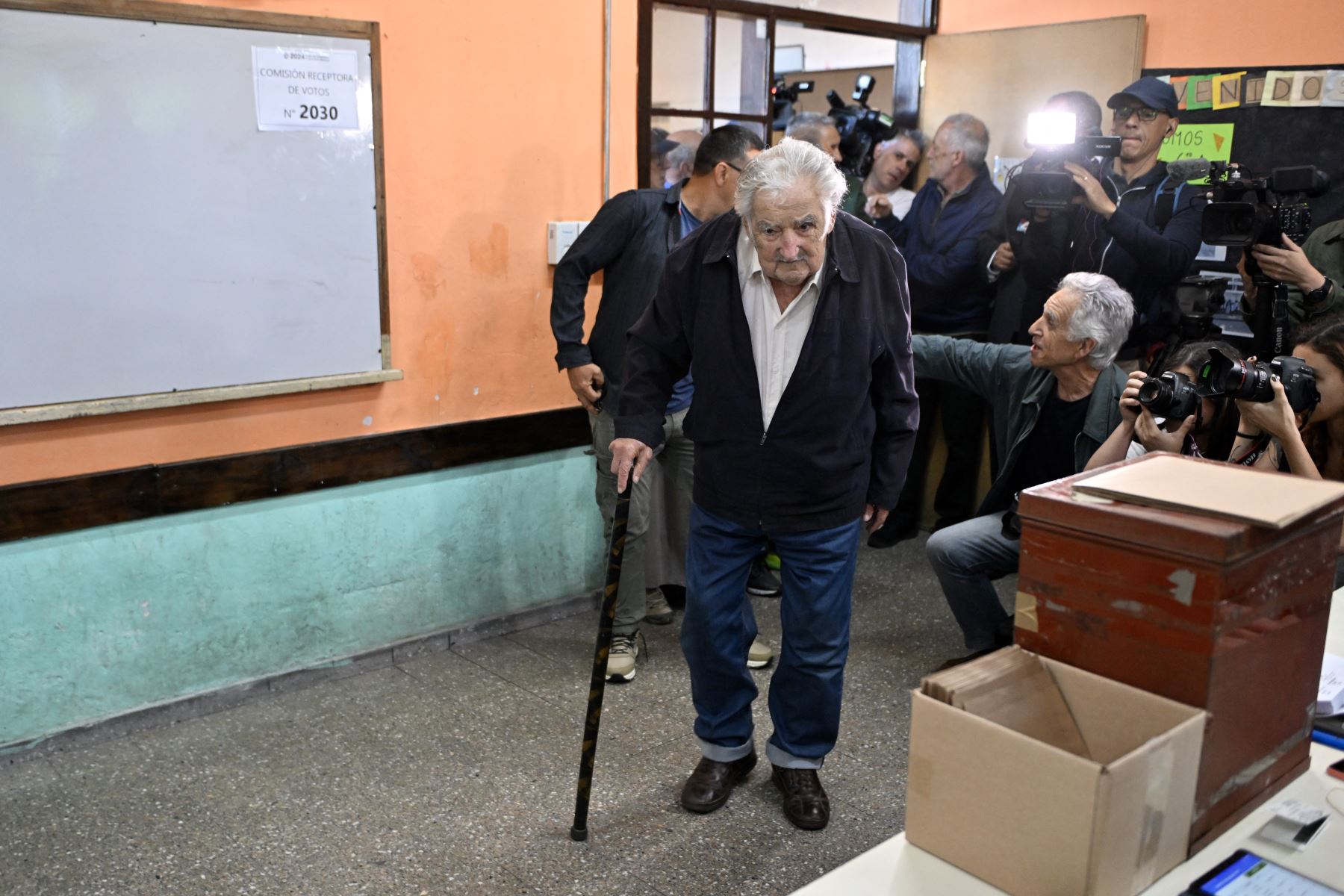 El expresidente de Uruguay (2010-2015), José Mujica, se prepara para emitir su voto durante la segunda vuelta presidencial en Montevideo. AFP