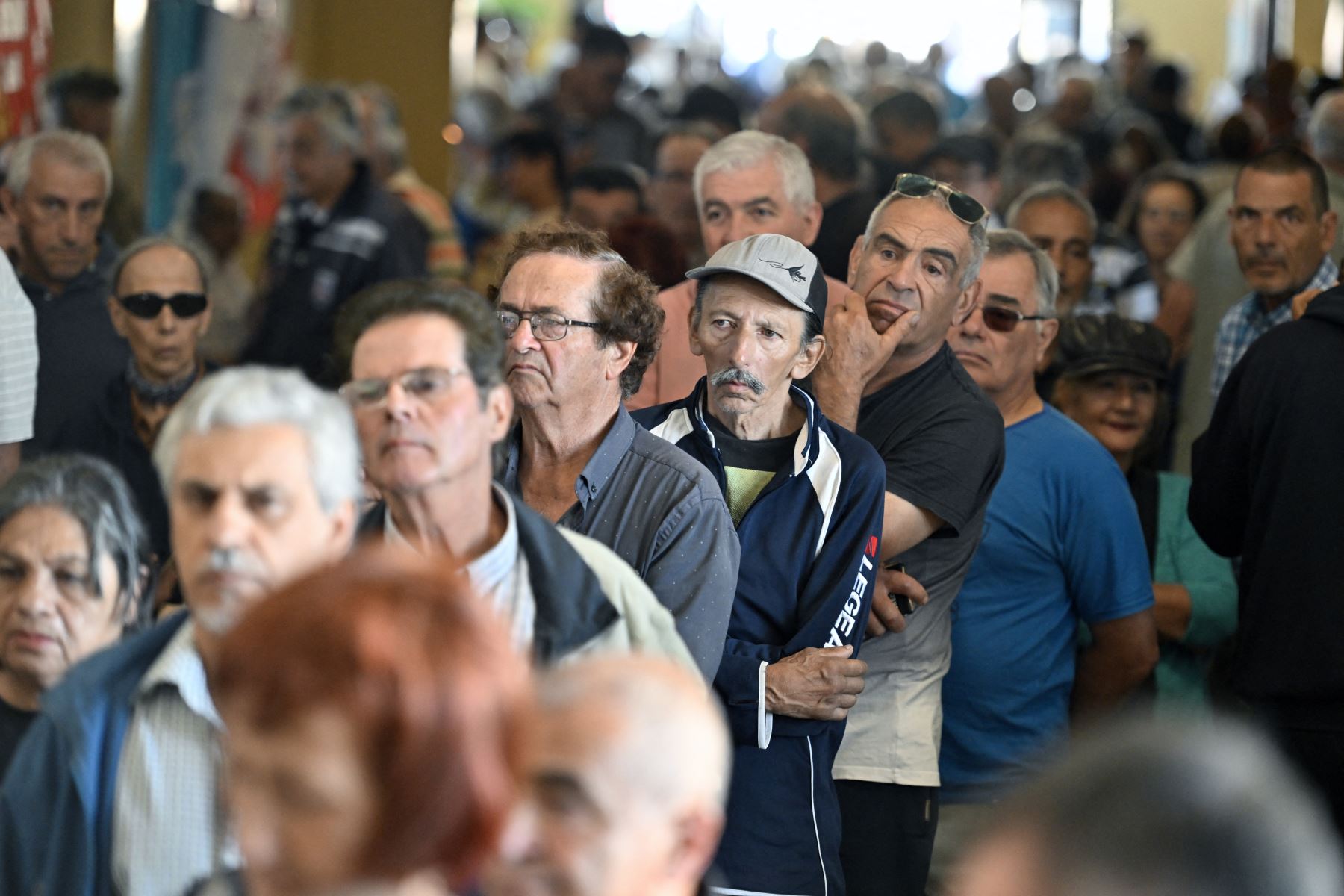 La gente hace cola para votar durante la segunda vuelta presidencial en Montevideo. AFP