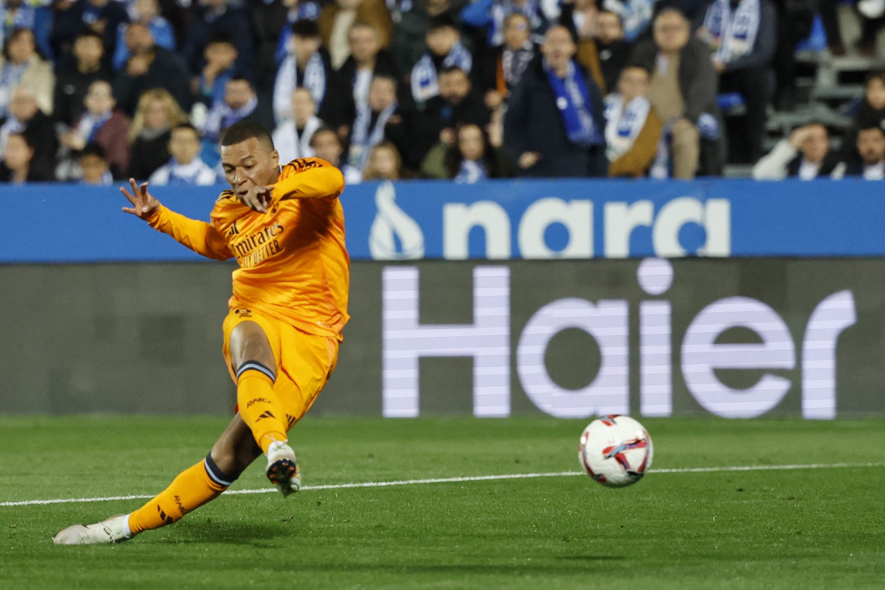 El delantero francés del Real Madrid  Kylian Mbappé anota un gol que finalmente fue anulado durante el partido de fútbol de la liga española entre el Club Deportivo Leganés SAD y el Real Madrid CF. AFP