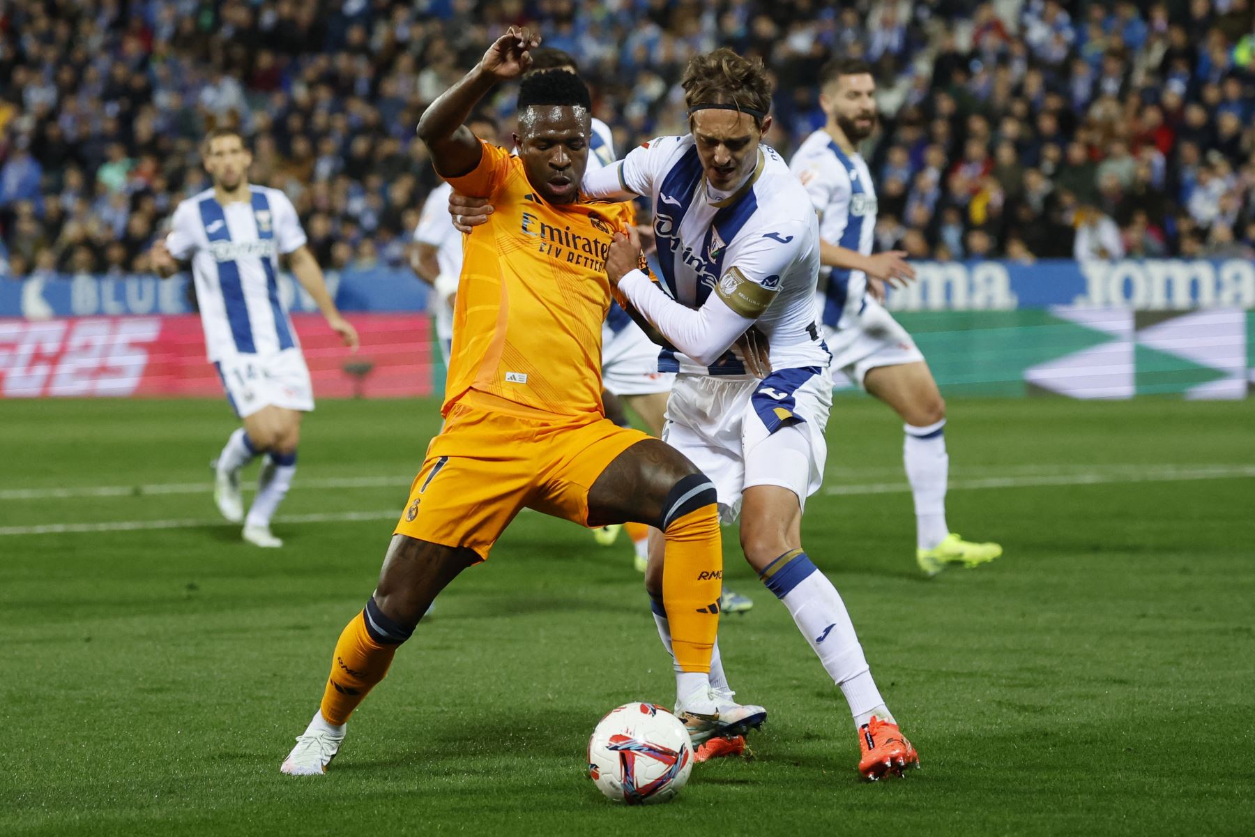 El delantero brasileño del Real Madrid Vinicius Junior y el defensor español de Leganés  Sergio González luchan por el balón durante el partido de fútbol de la liga española entre el Club Deportivo Leganés SAD y el Real Madrid. AFP