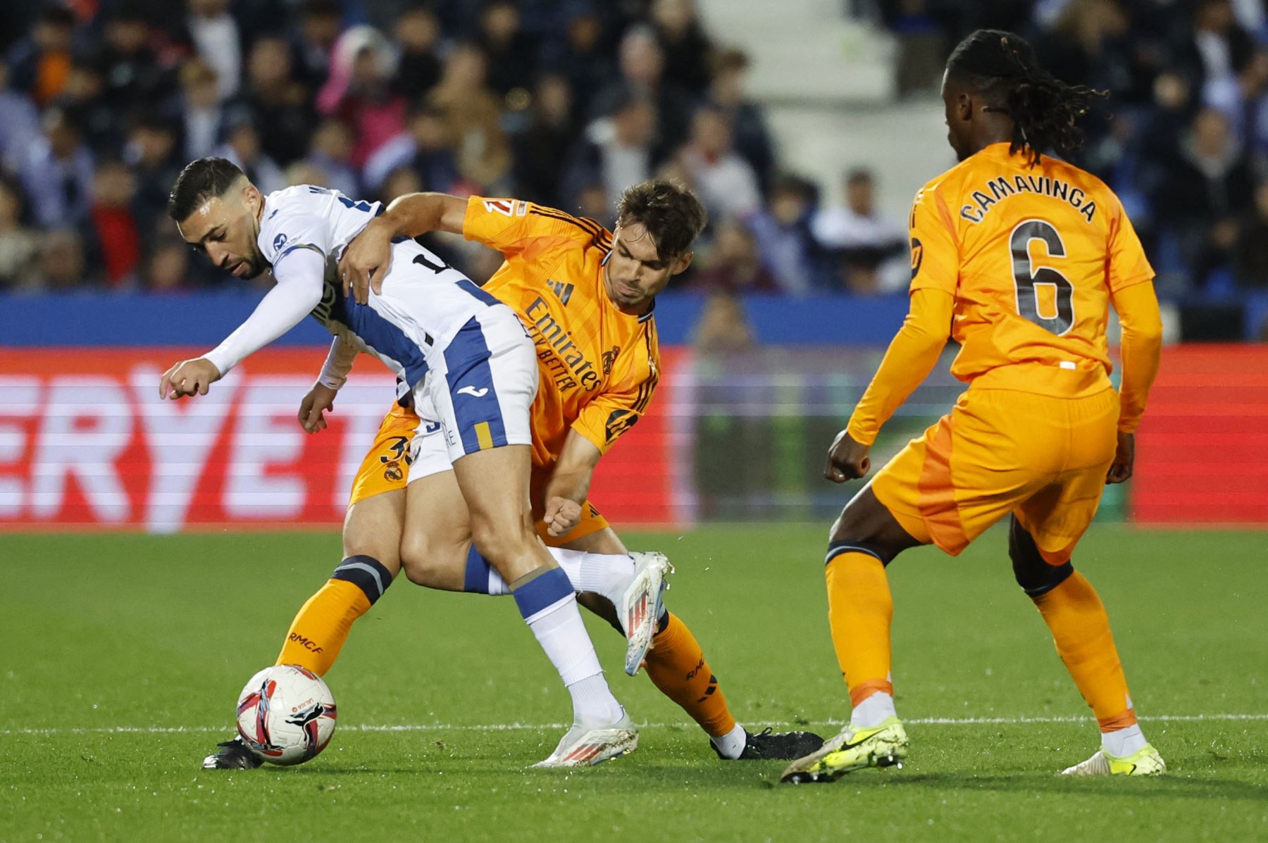 El delantero marroquí de Leganés  Munir El Haddadi  y el defensor español del Real Madrid  Raúl Asencio luchan por el balón durante el partido de fútbol de la liga española entre el Club Deportivo Leganés SAD y el Real Madrid. AFP