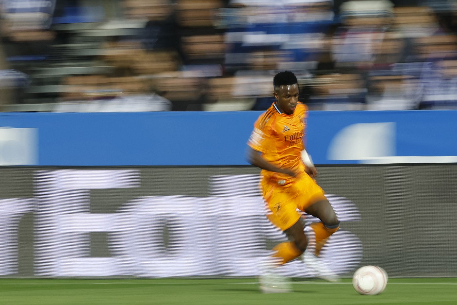 El delantero brasileño del Real Madrid  Vinicius Junior dribla el balón durante el partido de fútbol de la liga española entre el Club Deportivo Leganés SAD y el Real Madrid. AFP