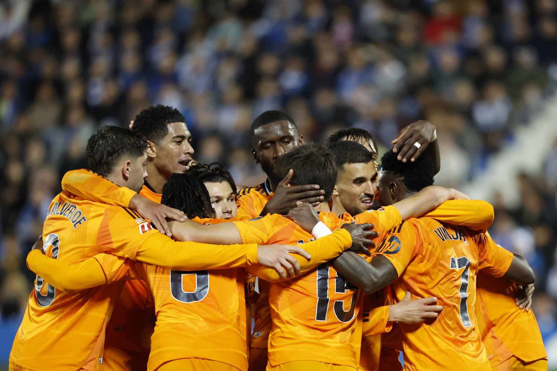 Los jugadores del Real Madrid celebran el gol inicial marcado por el delantero francés Kylian Mbappé durante el partido de fútbol de la liga española entre el Club Deportivo Leganés SAD y el Real Madrid. AFP