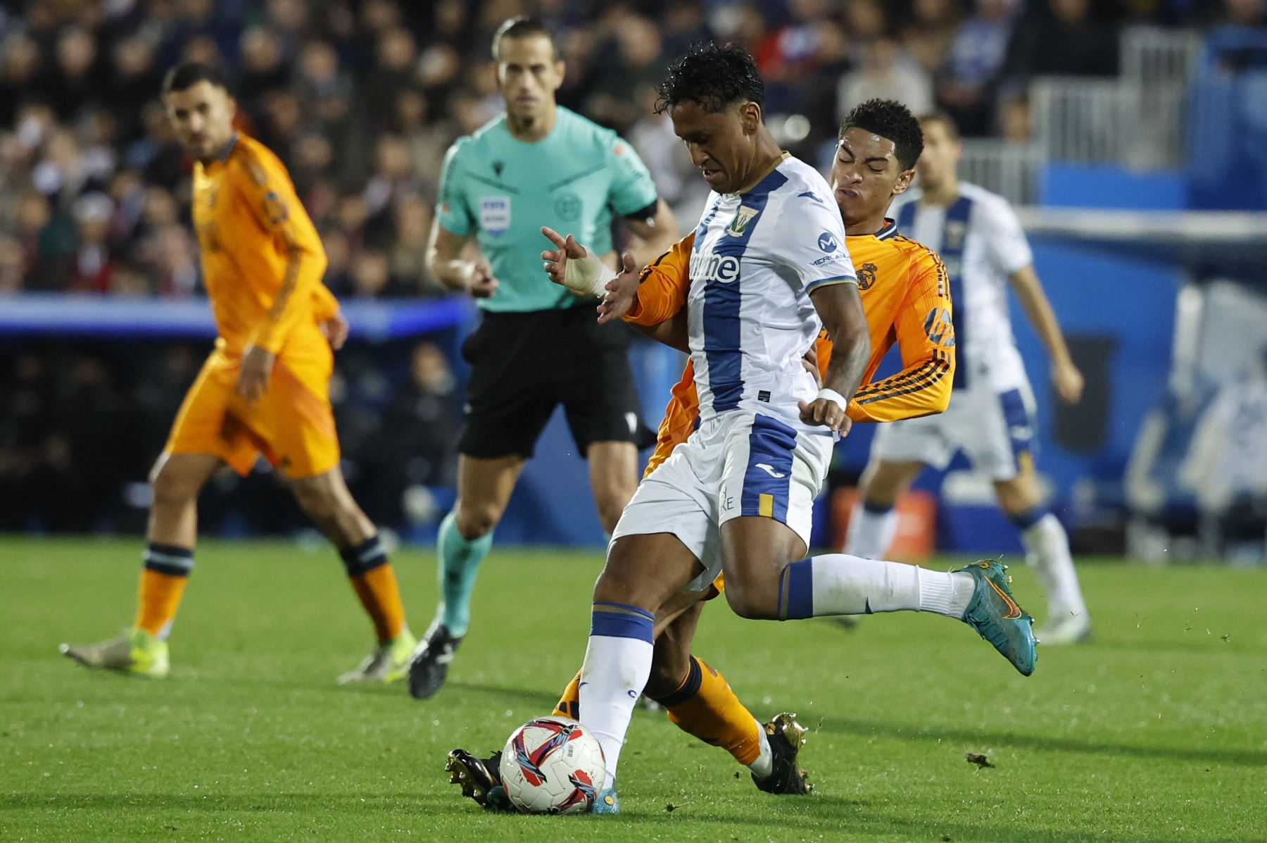 El centrocampista peruano de Leganés  Renato Tapia  y el centrocampista inglés del Real Madrid  Jude Bellingham compiten por el balón durante el partido de fútbol de la liga española entre el Club Deportivo Leganés SAD y el Real Madrid. AFP