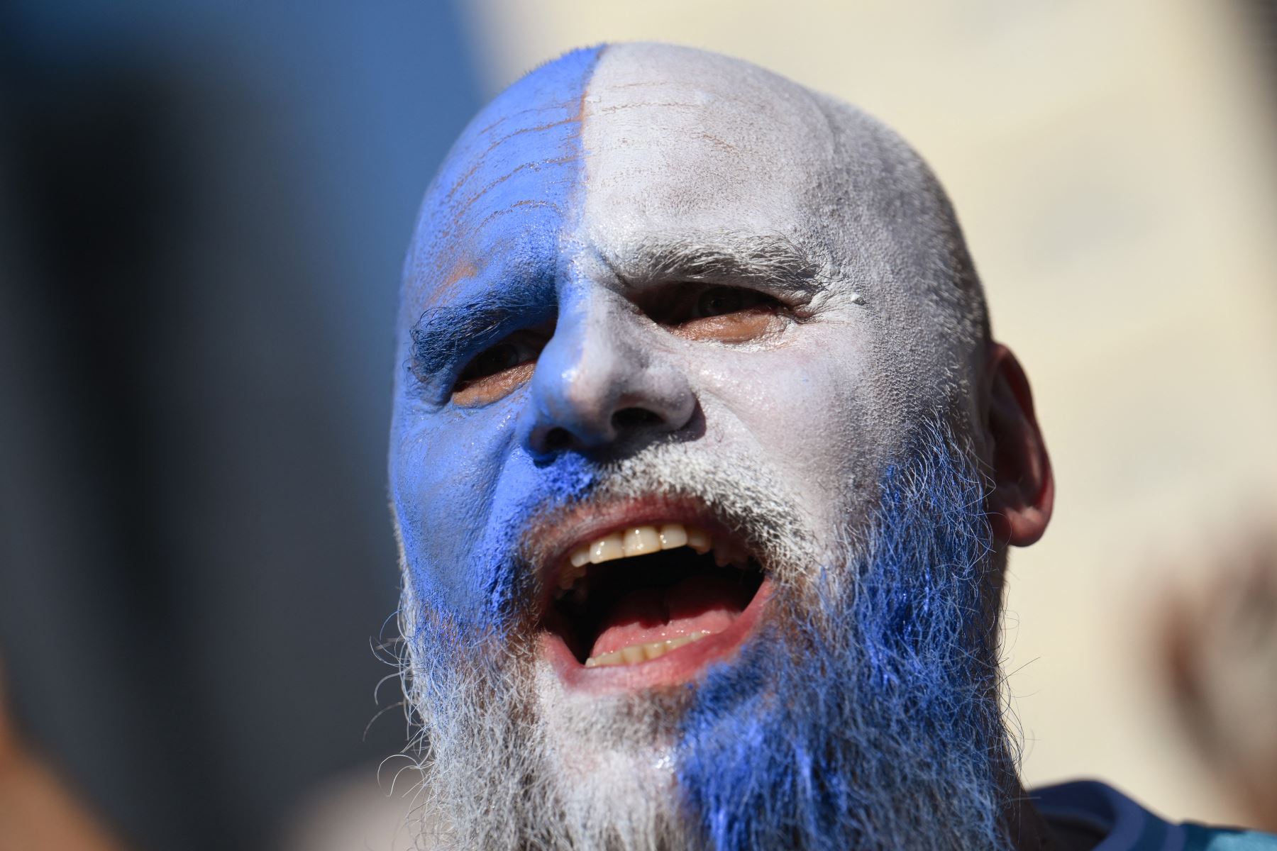 Un aficionado de Racing celebra ganar la Copa Sudamericana durante un desfile de bienvenida del equipo en el Obelisco de Buenos Aires.
Foto: AFP