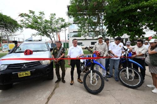 Ministro del Ambiente también entregó un cheque por S/ 17 000 para adquisición de equipos e implementos para pescadores artesanales locales.