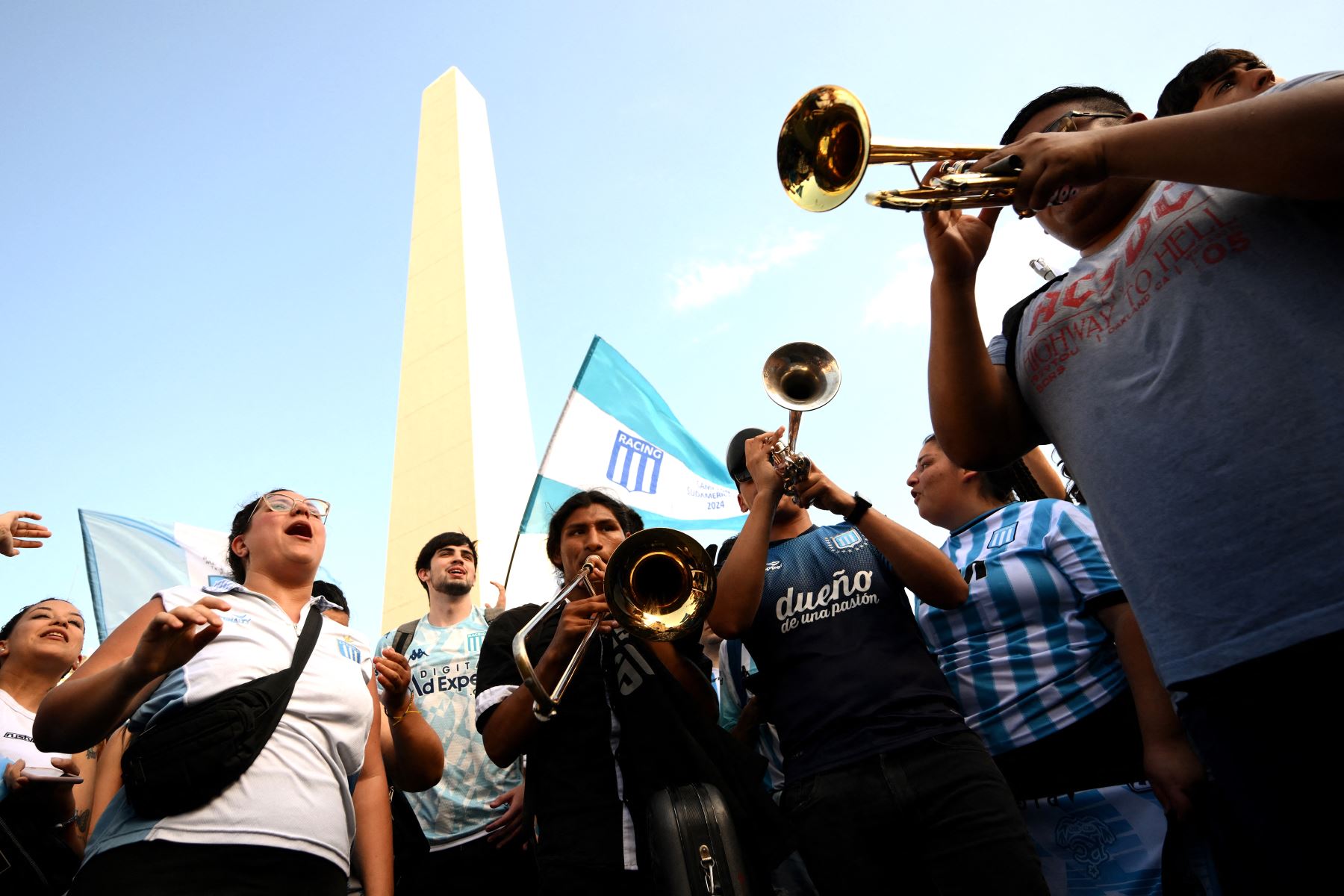 Los hinchas de Racing celebran ganar la Copa Sudamericana durante un desfile de bienvenida del equipo en el Obelisco de Buenos Aires.
Foto: AFP