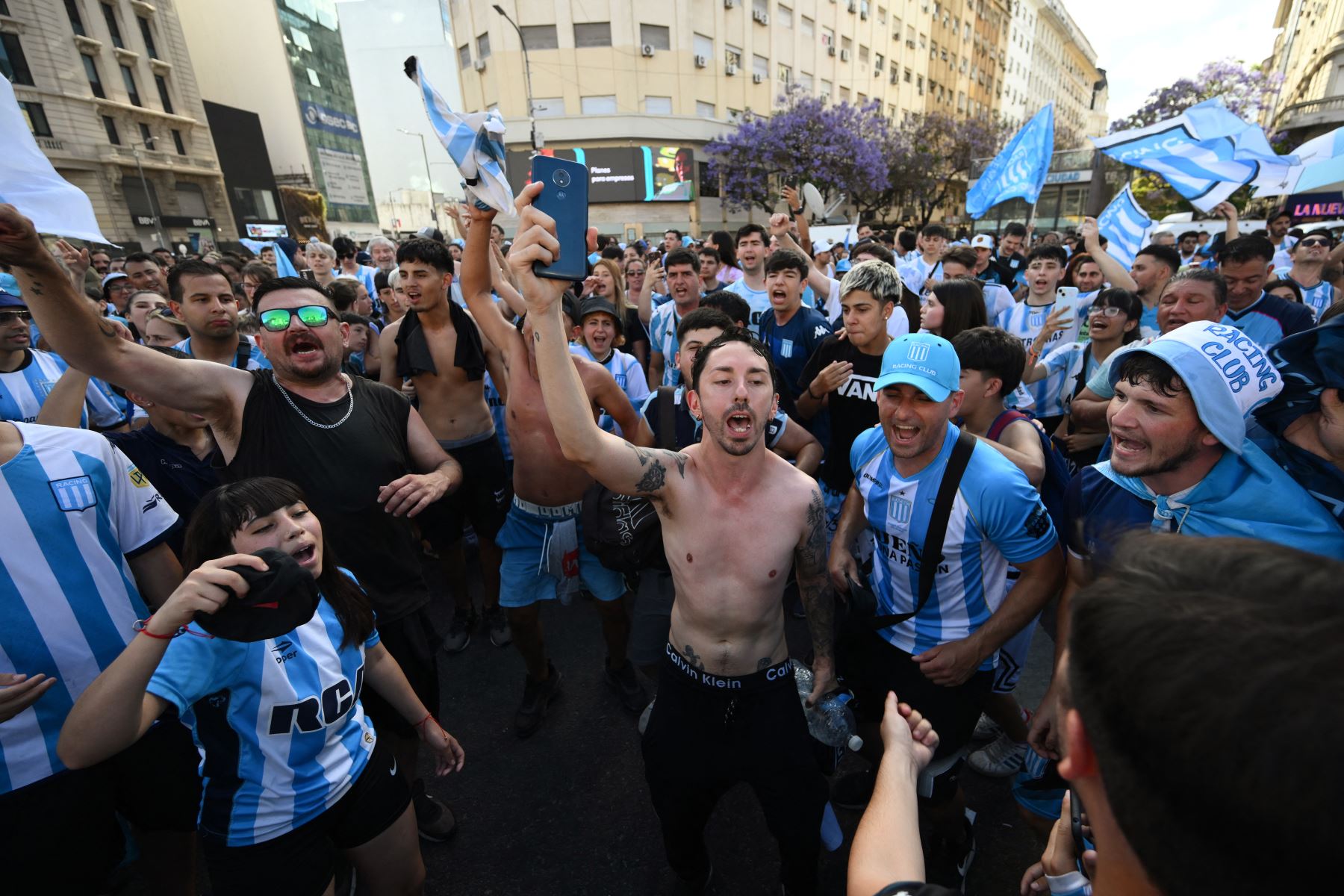 Los hinchas de Racing celebran ganar la Copa Sudamericana durante un desfile de bienvenida del equipo en el Obelisco de Buenos Aires.
Foto: AFP