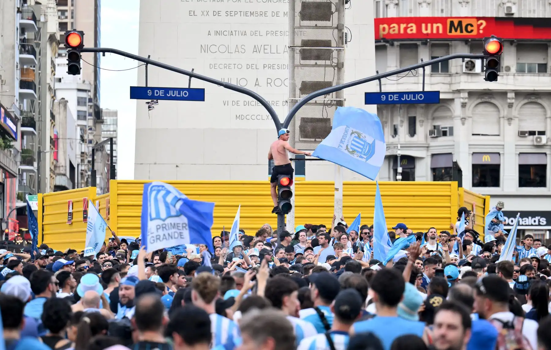 Los hinchas de Racing celebran ganar la Copa Sudamericana durante un desfile de bienvenida del equipo en el Obelisco de Buenos Aires.
Foto: AFP