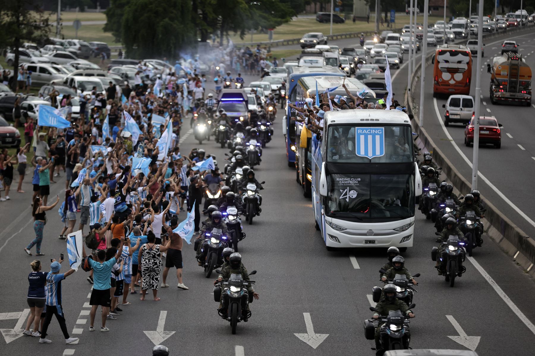 El bus que transporta a los jugadores del Racing de Argentina, ganadores de la Copa Sudamericana de fútbol, ​​se dirige al Obelisco de Buenos Aires, al salir del Aeropuerto Internacional de Ezeiza, Provincia de Buenos Aires.
Foto: AFP