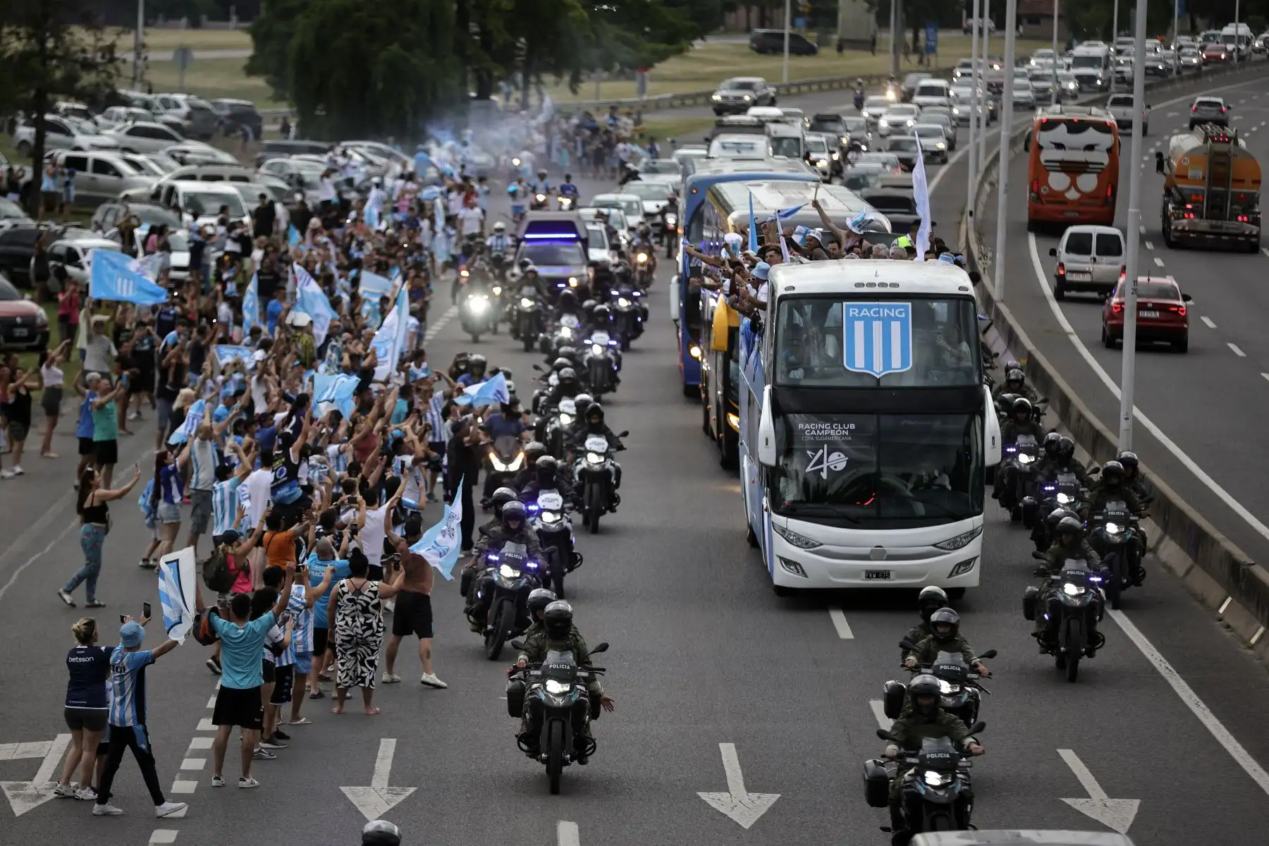 El bus que transporta a los jugadores del Racing de Argentina, ganadores de la Copa Sudamericana de fútbol, ​​se dirige al Obelisco de Buenos Aires, al salir del Aeropuerto Internacional de Ezeiza, Provincia de Buenos Aires.
Foto: AFP