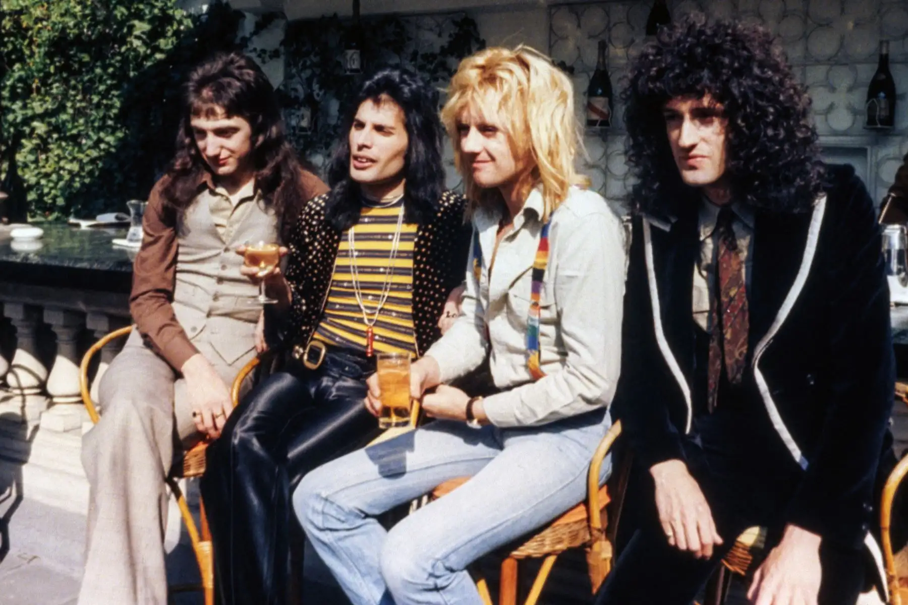 La banda de rock británica "Queen" , John Deacon, Freddie Mercury, Roger Taylor y Brian May posan después de recibir el premio Platino, Oro y Plata del Instituto Fonográfico Británico por ventas de discos en Londres el 8 de septiembre de 1976.
Foto: AFP