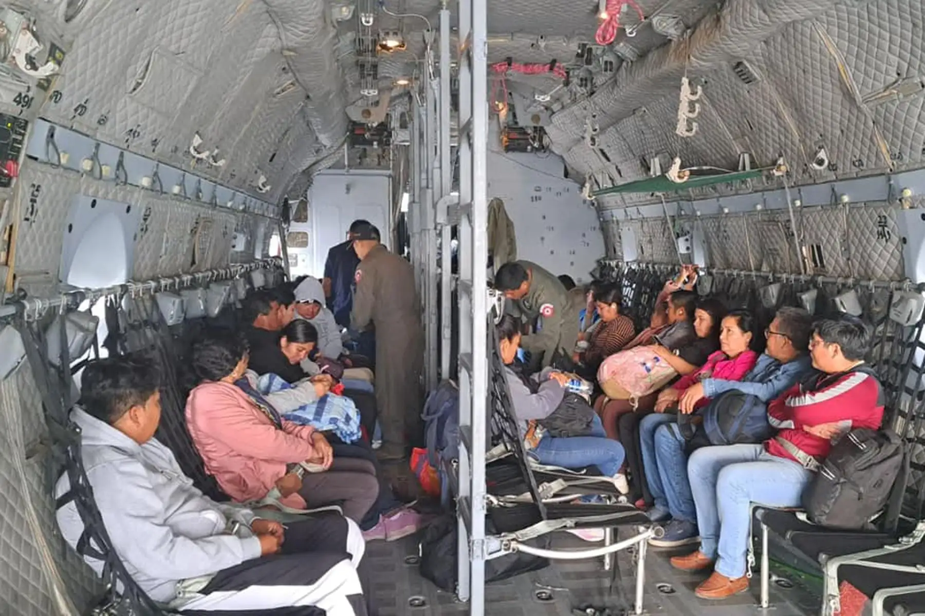 Fuerza Aérea desplegó vuelo humanitario para trasladar a estudiantes y familiares de accidente en Moyobamba.
Foto: Mindef