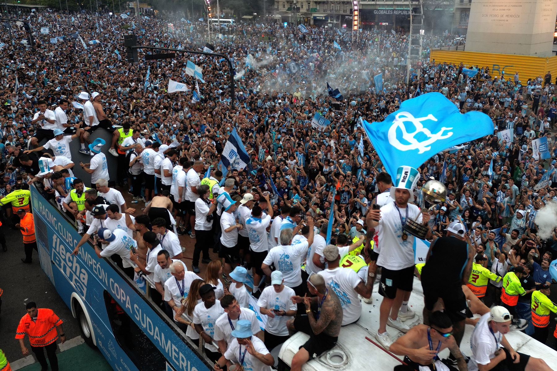 Los jugadores del Racing de Argentina, ganadores del torneo de fútbol Copa Sudamericana, celebran con sus hinchas en el Obelisco de Buenos Aires.
Foto: AFP