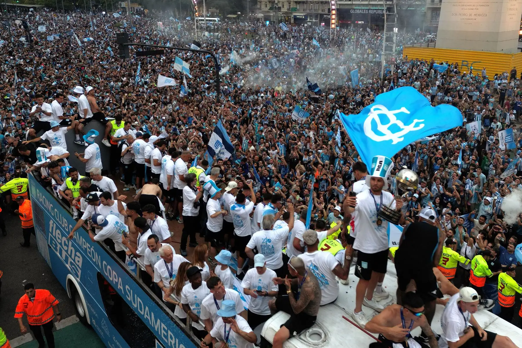 Los jugadores del Racing de Argentina, ganadores del torneo de fútbol Copa Sudamericana, celebran con sus hinchas en el Obelisco de Buenos Aires.
Foto: AFP