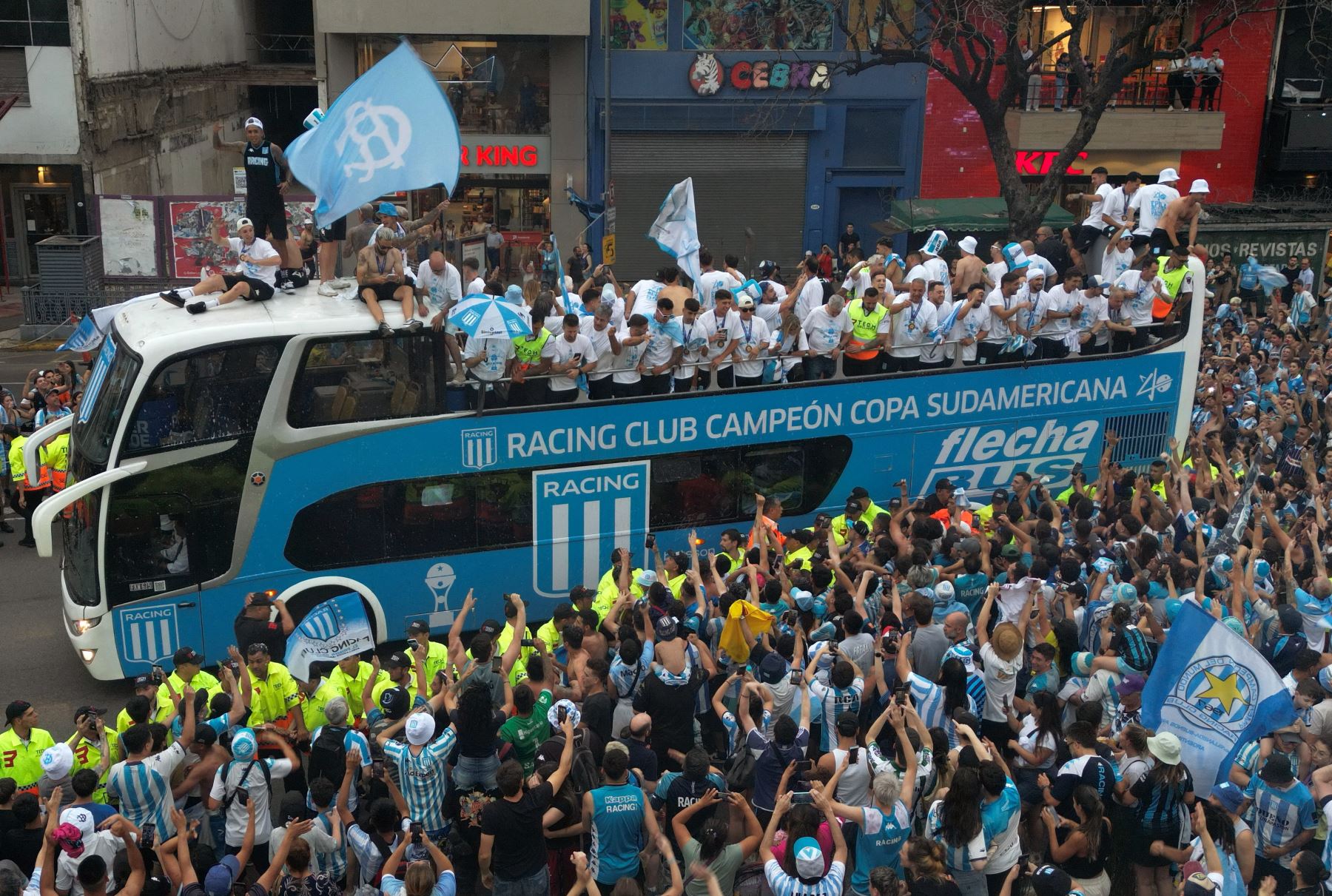 Los jugadores del Racing de Argentina, ganadores del torneo de fútbol Copa Sudamericana, celebran con sus hinchas en el Obelisco de Buenos Aires.
Foto: AFP