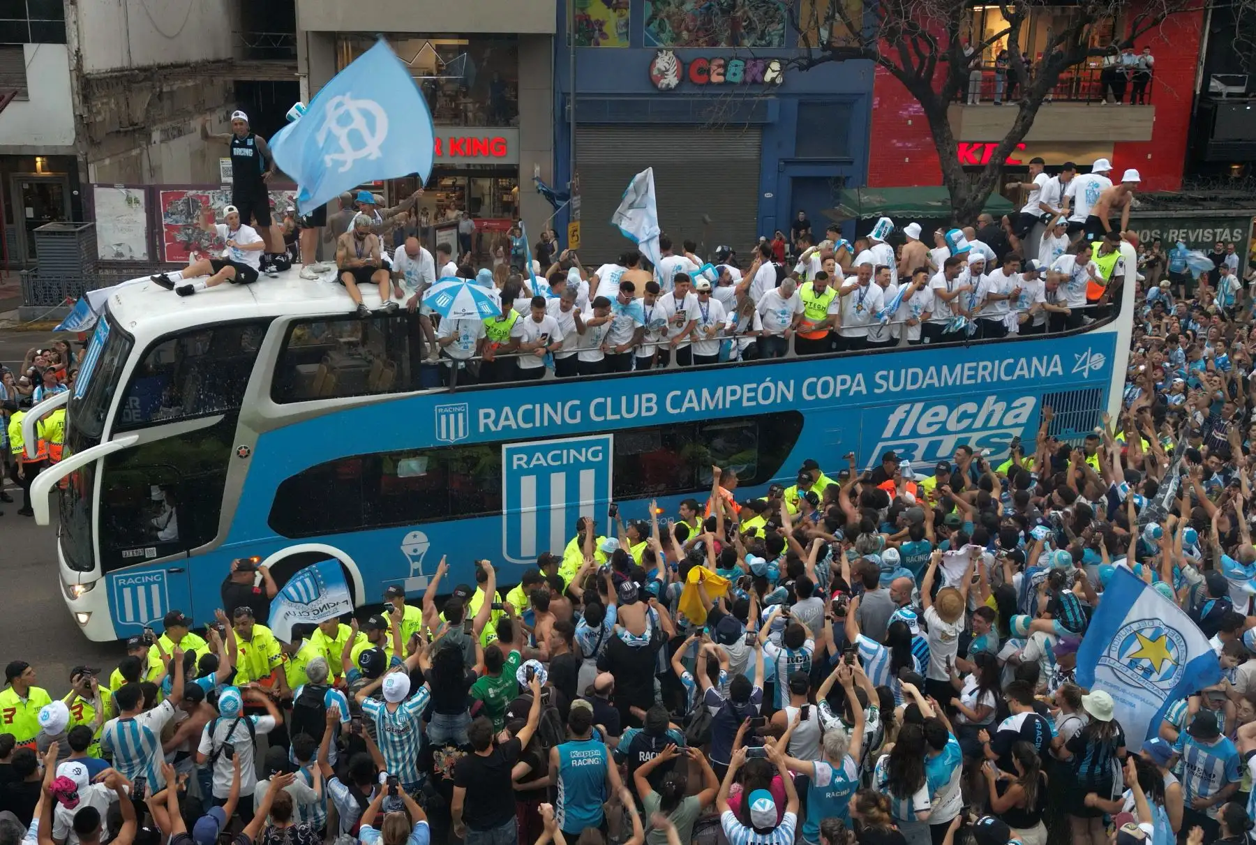 Los jugadores del Racing de Argentina, ganadores del torneo de fútbol Copa Sudamericana, celebran con sus hinchas en el Obelisco de Buenos Aires.
Foto: AFP