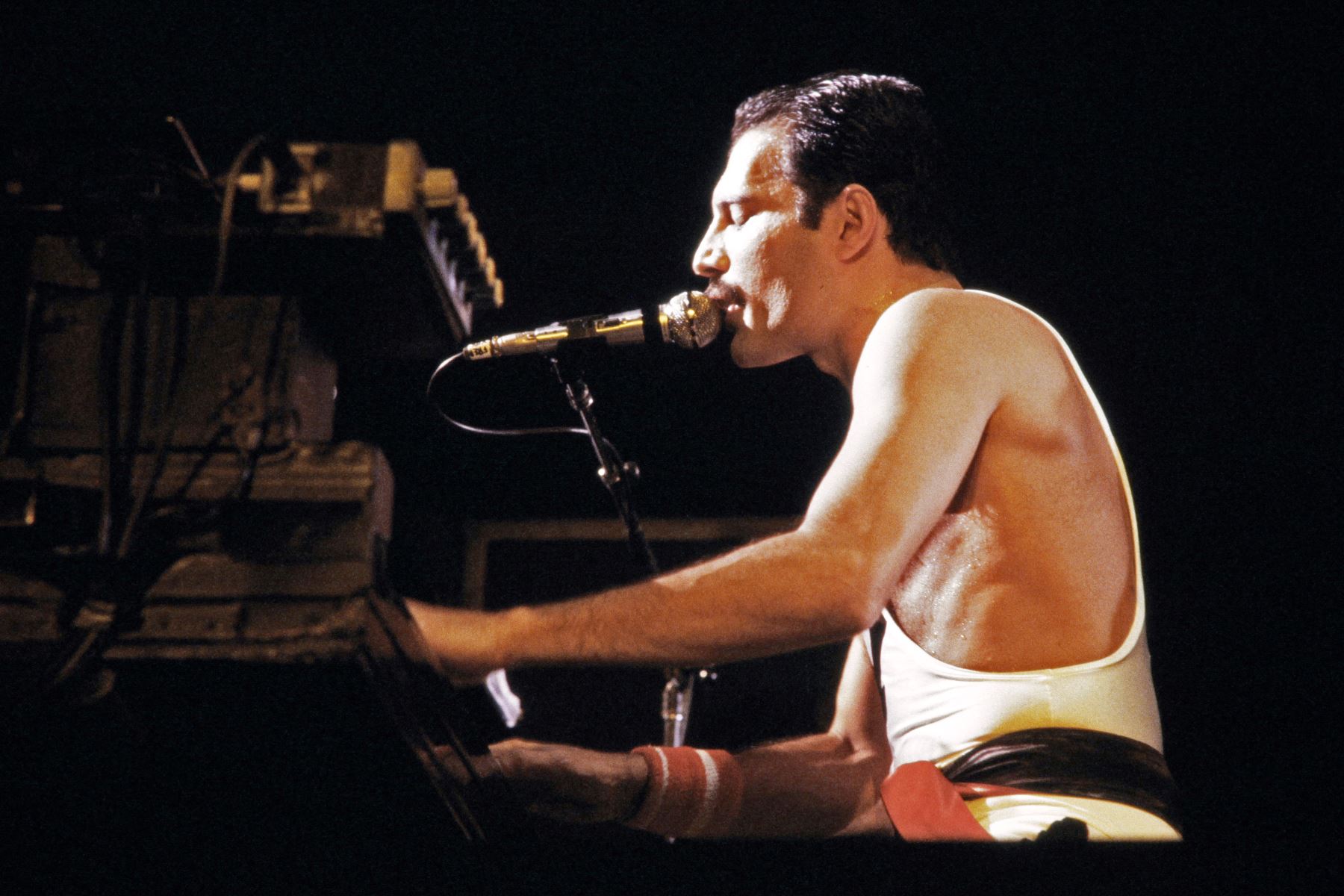 Una fotografía de archivo tomada el 18 de septiembre de 1984 que muestra a la estrella de rock Freddie Mercury, cantante del grupo de rock "Queen", durante un concierto en el Palais Omnisports de Paris Bercy (POPB).
Foto: AFP