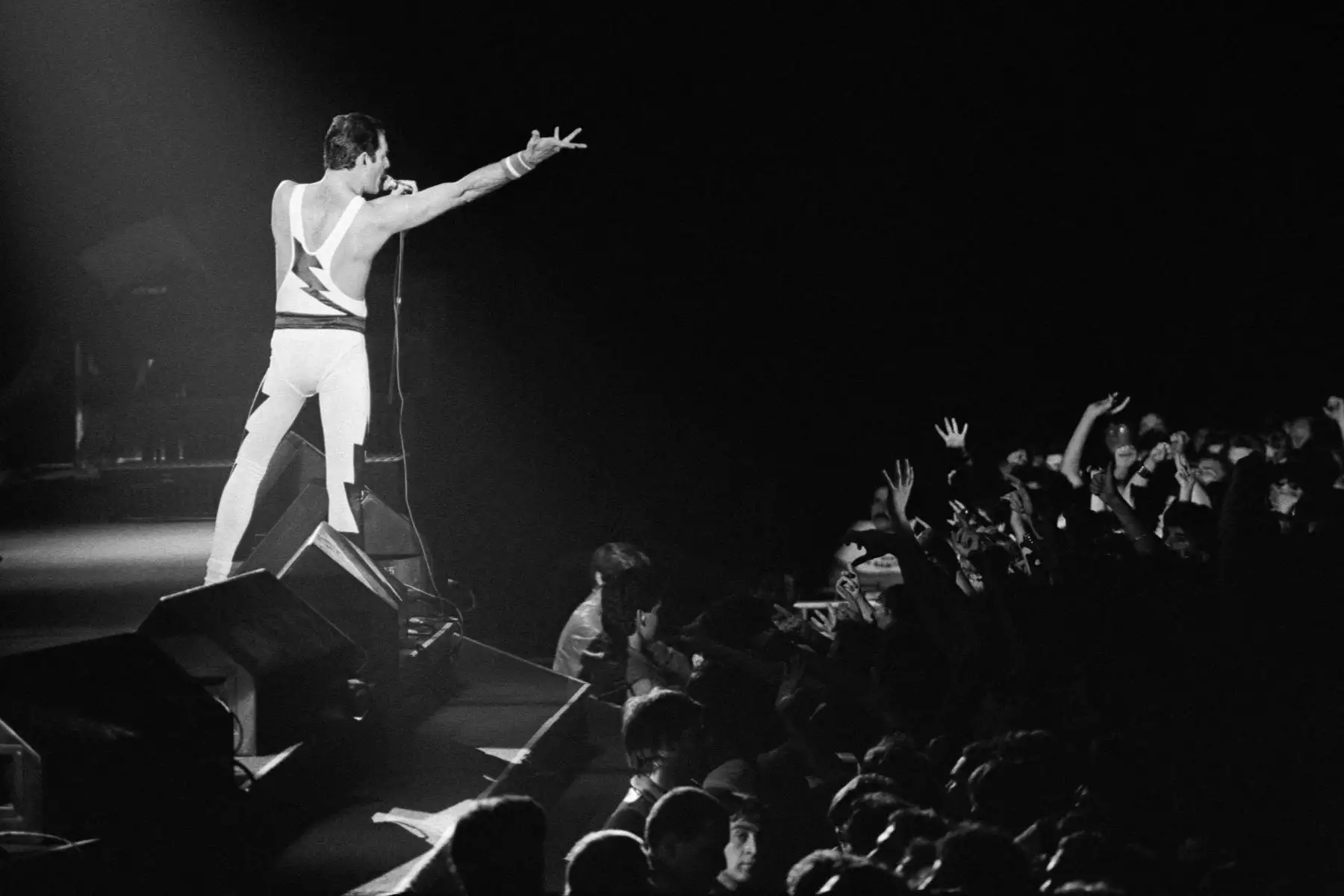 Una fotografía de archivo tomada el 18 de septiembre de 1984 que muestra a la estrella de rock Freddie Mercury, cantante del grupo de rock "Queen", durante un concierto en el Palais Omnisports de Paris Bercy (POPB).
Foto: AFP