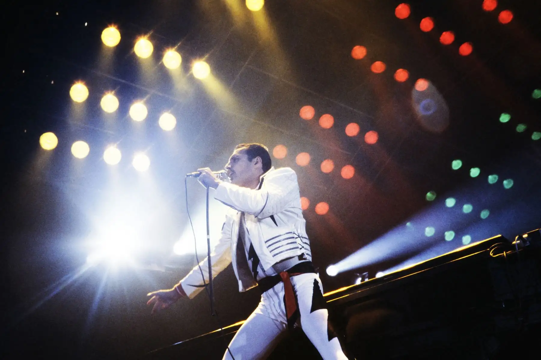 Una fotografía de archivo tomada el 18 de septiembre de 1984 que muestra a la estrella de rock Freddie Mercury, cantante del grupo de rock "Queen", durante un concierto en el Palais Omnisports de Paris Bercy (POPB).
Foto: AFP