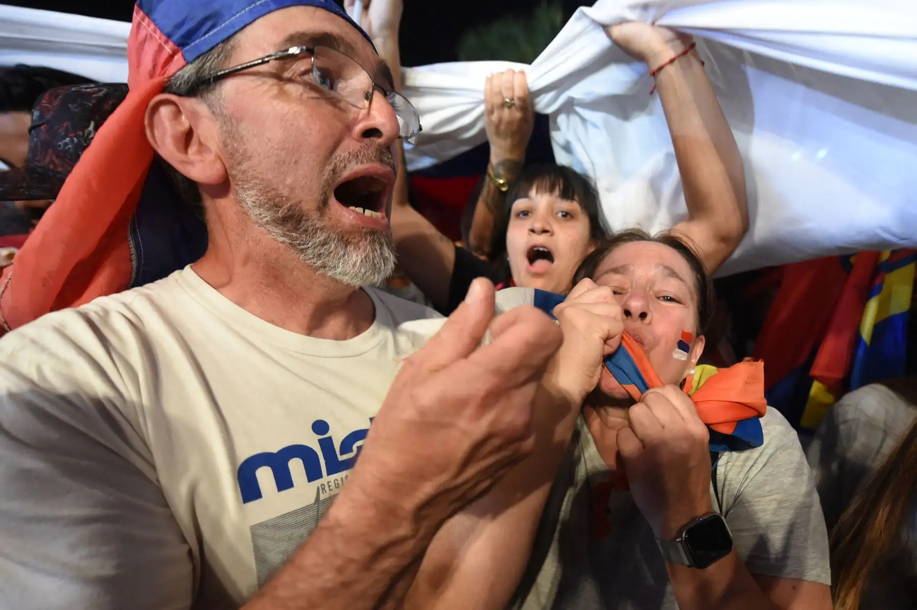 Los partidarios del presidente electo de Uruguay, Yamandú Orsi, de la coalición Frente Amplio, celebran después de la segunda vuelta presidencial en Montevideo.
Foto: AFP