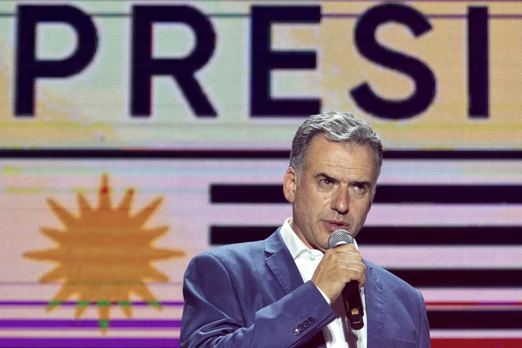 El Presidente electo de Uruguay, Yamandú Orsi, de la coalición del Frente Amplio, pronuncia su discurso de victoria después de la segunda vuelta presidencial en Montevideo.
Foto: AFP