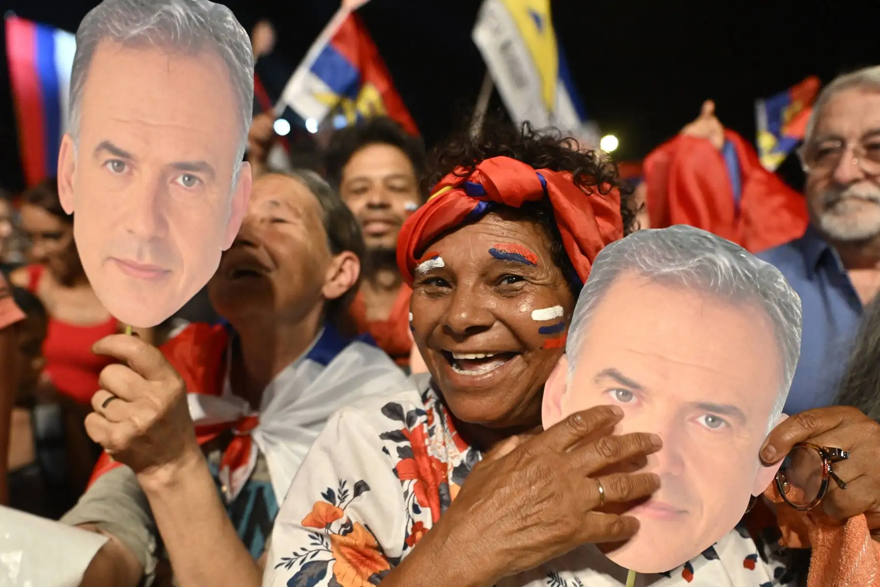 Un partidario del presidente electo de Uruguay, Yamandú Orsi, de la coalición del Frente Amplio, celebra después de la segunda vuelta presidencial en Montevideo.
Foto: AFP