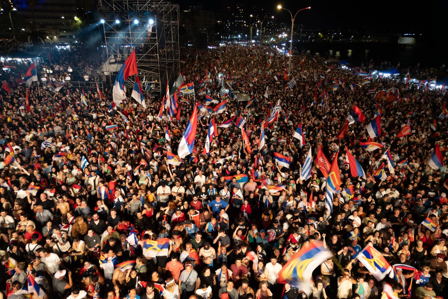 Los partidarios del presidente electo de Uruguay, Yamandu Orsi, de la coalición Frente Amplio, asisten a su discurso de victoria después de la segunda vuelta presidencial en Montevideo.
Foto: AFP