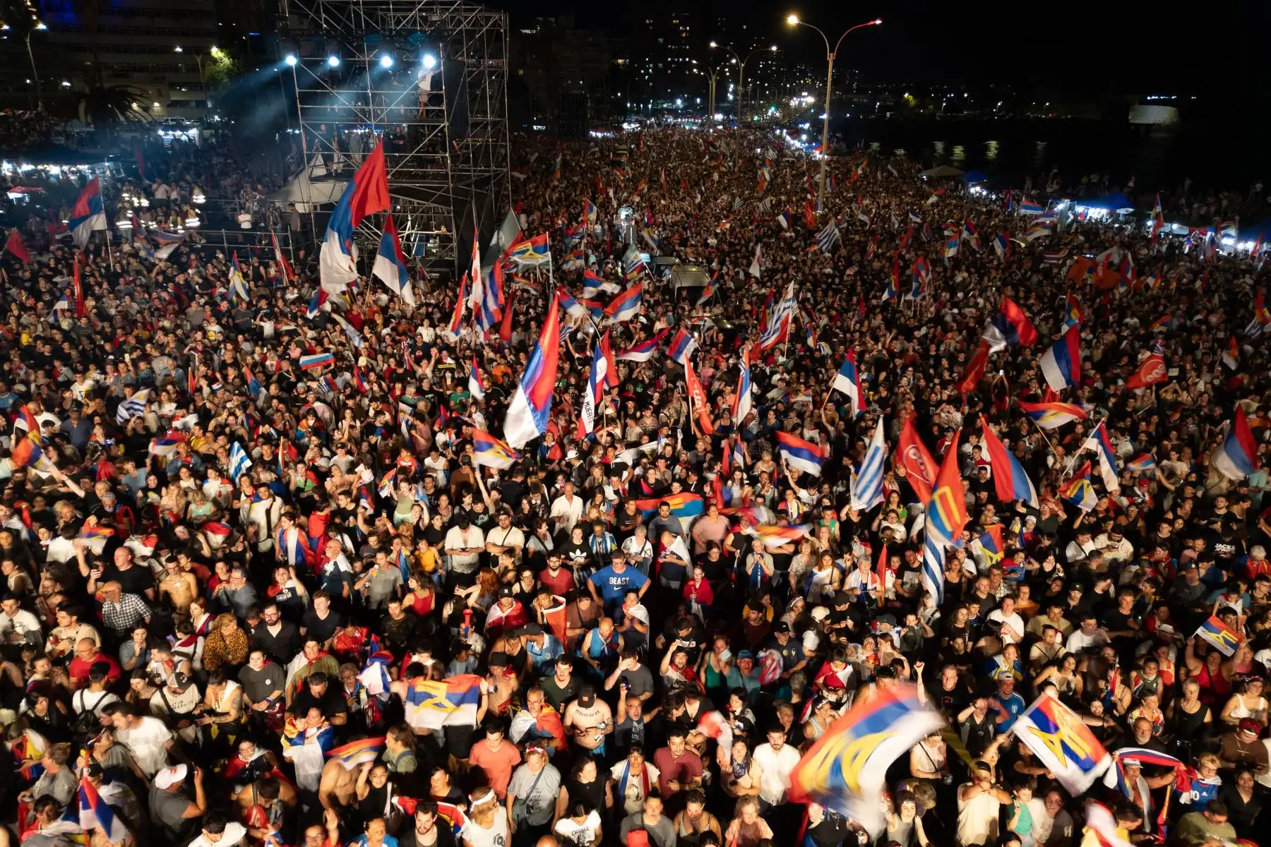 Los partidarios del presidente electo de Uruguay, Yamandu Orsi, de la coalición Frente Amplio, asisten a su discurso de victoria después de la segunda vuelta presidencial en Montevideo.
Foto: AFP