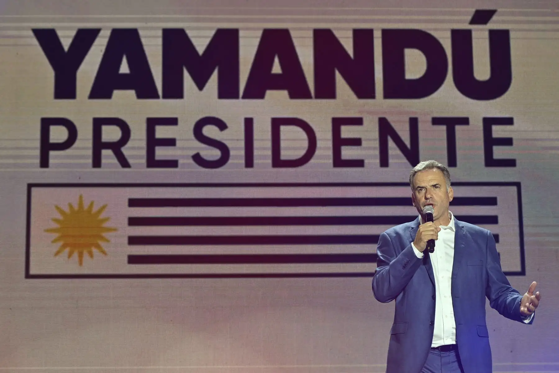 El presidente electo de Uruguay, Yamandú Orsi, de la coalición del Frente Amplio, pronuncia su discurso de victoria después de la segunda vuelta presidencial en Montevideo.
Foto: AFP