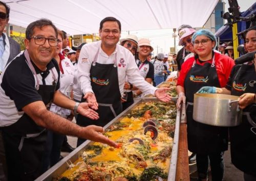 Como parte de las actividades por el aniversario del distrito de José Leonardo Ortiz, ubicado en la provincia de Chiclayo, cocineros lambayecanos establecieron una nueva marca al preparar la parihuela de pescado y marisco más grande del mundo. ANDINA/Difusión