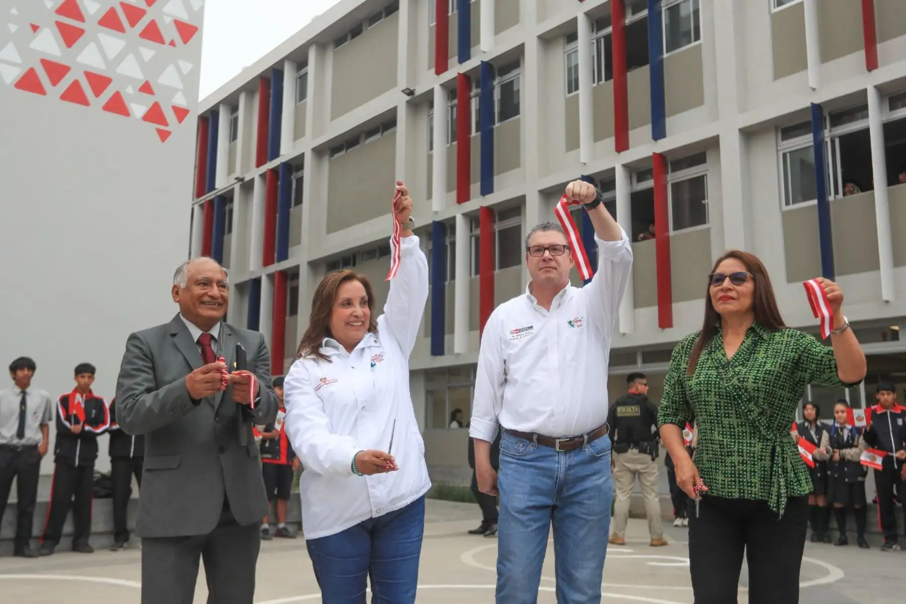 La presidenta de la República participó en la Ceremonia de Inauguración de la I.E. “Javier Heraud”, que beneficiará a más de 2,485 estudiantes del nivel secundario. Esta es la 19a Escuela Bicentenario a inaugurarse. Foto: ANDINA/ Prensa Presidencia