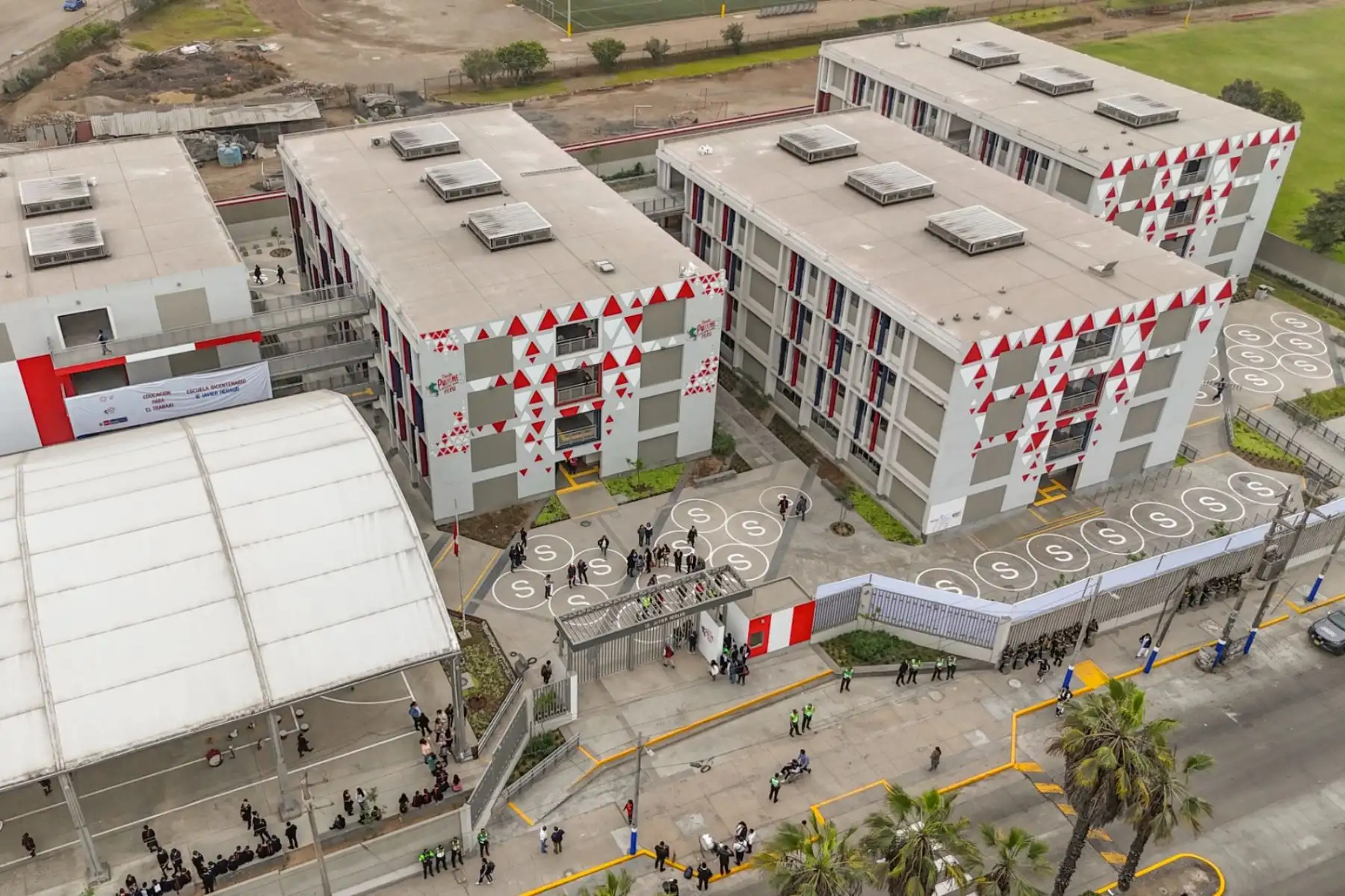 La presidenta de la República participó en la Ceremonia de Inauguración de la I.E. “Javier Heraud”, que beneficiará a más de 2,485 estudiantes del nivel secundario. Esta es la 19a Escuela Bicentenario a inaugurarse. Foto: ANDINA/ Prensa Presidencia