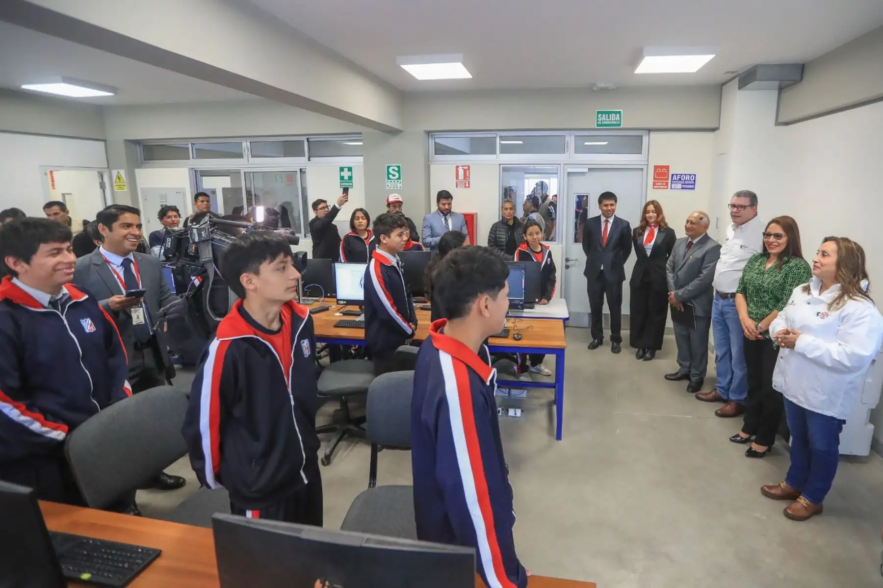 La presidenta de la República participó en la Ceremonia de Inauguración de la I.E. “Javier Heraud”, que beneficiará a más de 2,485 estudiantes del nivel secundario. Esta es la 19a Escuela Bicentenario a inaugurarse. Foto: ANDINA/ Prensa Presidencia