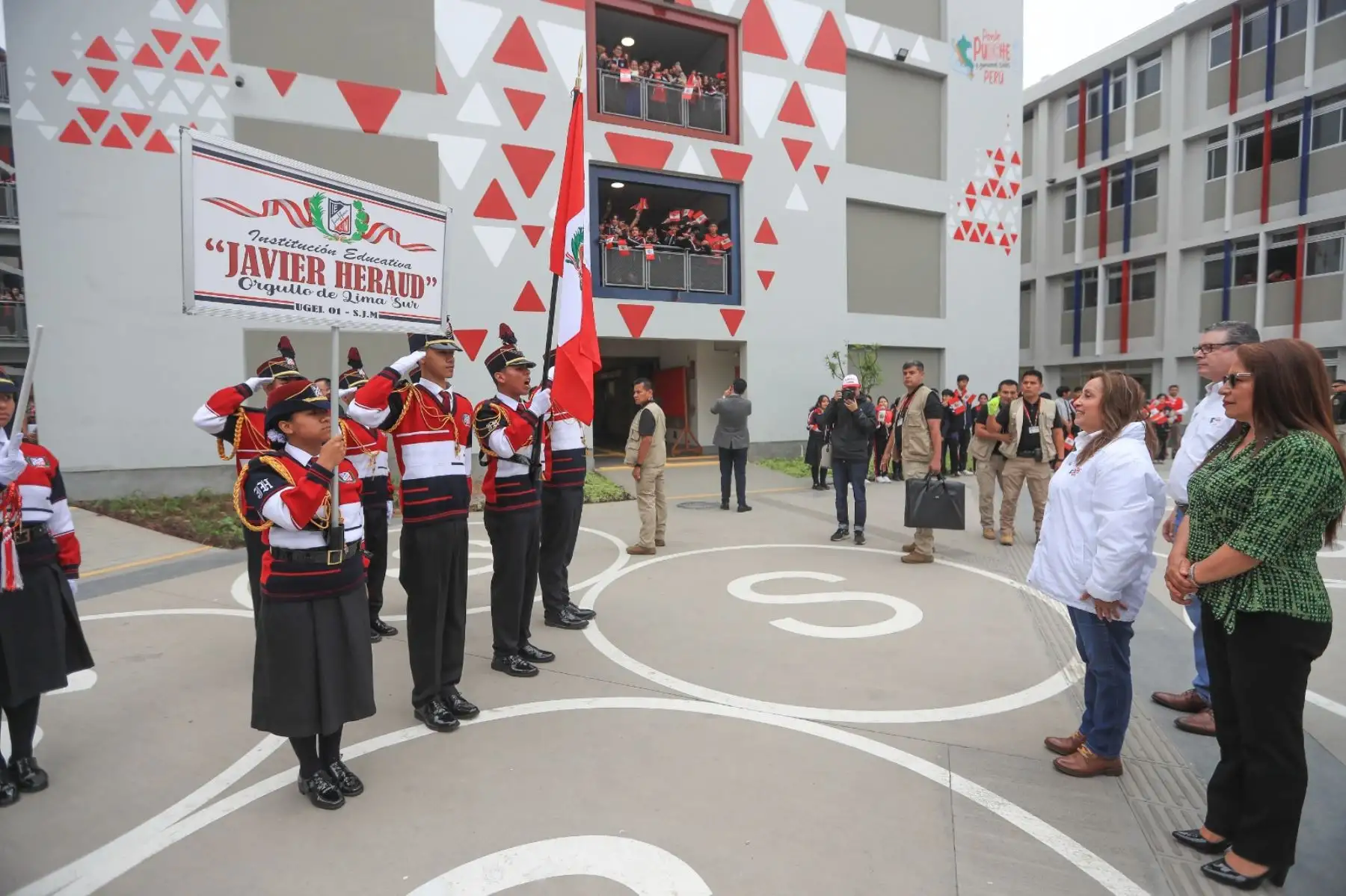 La presidenta de la República participó en la Ceremonia de Inauguración de la I.E. “Javier Heraud”, que beneficiará a más de 2,485 estudiantes del nivel secundario. Esta es la 19a Escuela Bicentenario a inaugurarse. Foto: ANDINA/ Prensa Presidencia