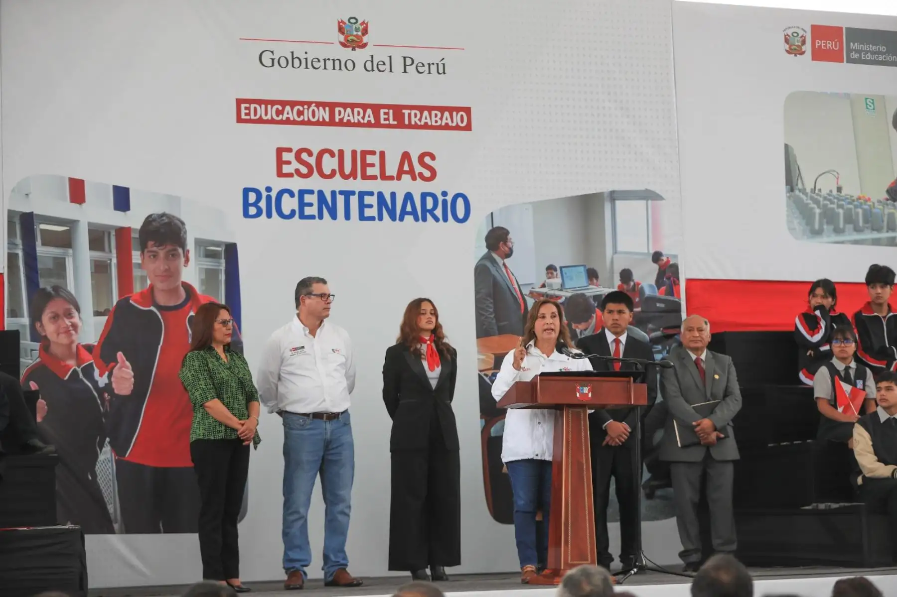 La presidenta de la República participó en la Ceremonia de Inauguración de la I.E. “Javier Heraud”, que beneficiará a más de 2,485 estudiantes del nivel secundario. Esta es la 19a Escuela Bicentenario a inaugurarse. Foto: ANDINA/ Prensa Presidencia